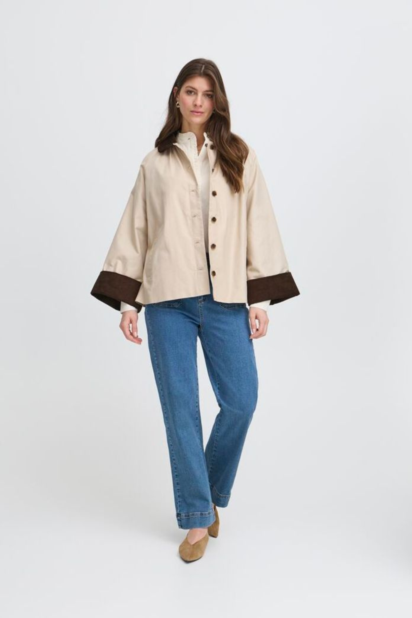 Relaxed woven jacket by Atelier Rêve in a soft humus shade. Cotton and lyocell blend, long sleeves and effortless everyday style at Dotique.