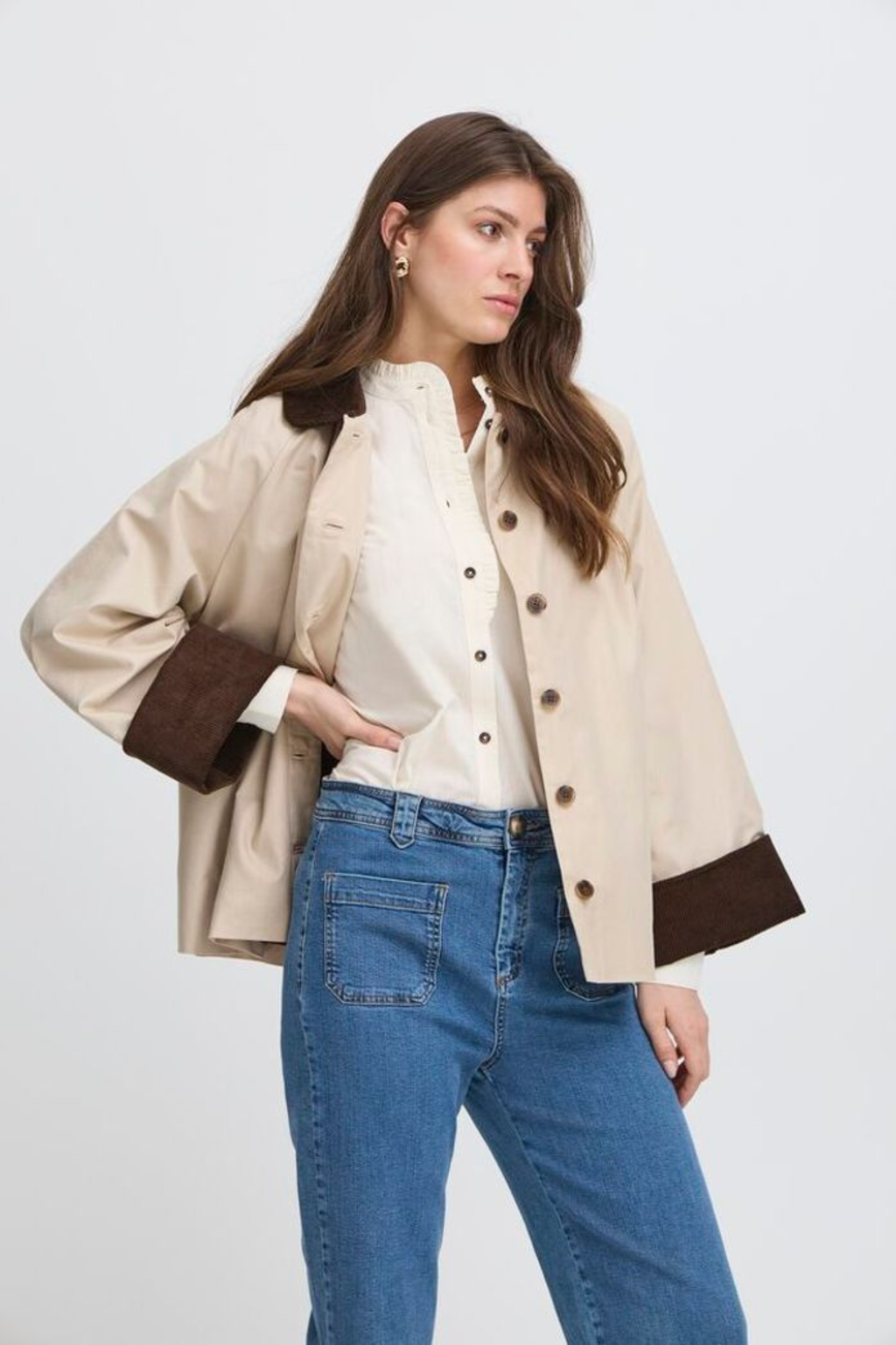 Relaxed woven jacket by Atelier Rêve in a soft humus shade. Cotton and lyocell blend, long sleeves and effortless everyday style at Dotique.