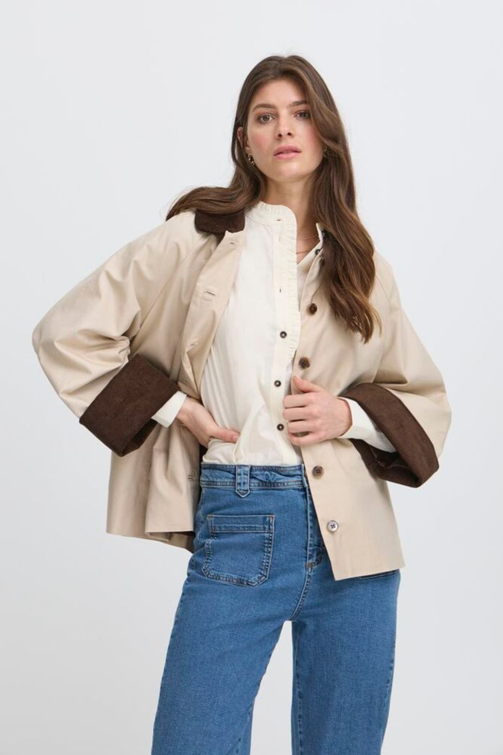 Relaxed woven jacket by Atelier Rêve in a soft humus shade. Cotton and lyocell blend, long sleeves and effortless everyday style at Dotique.