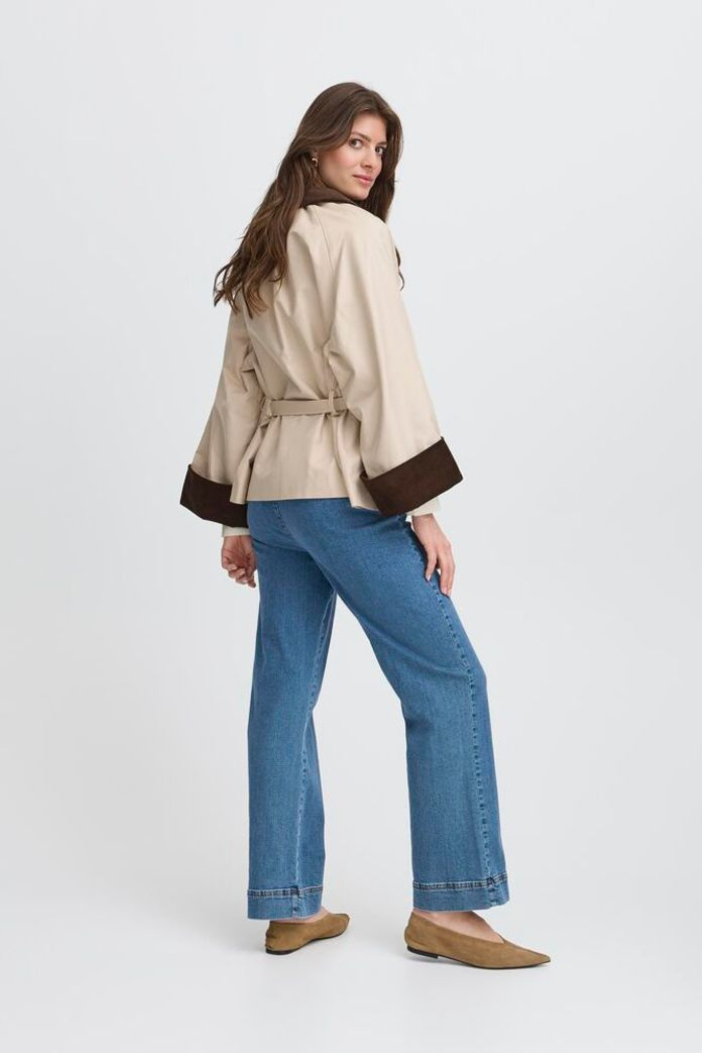 Relaxed woven jacket by Atelier Rêve in a soft humus shade. Cotton and lyocell blend, long sleeves and effortless everyday style at Dotique.