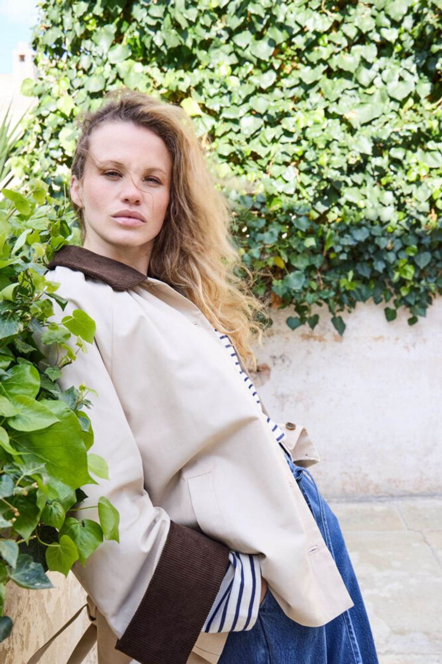 Relaxed woven jacket by Atelier Rêve in a soft humus shade. Cotton and lyocell blend, long sleeves and effortless everyday style at Dotique.