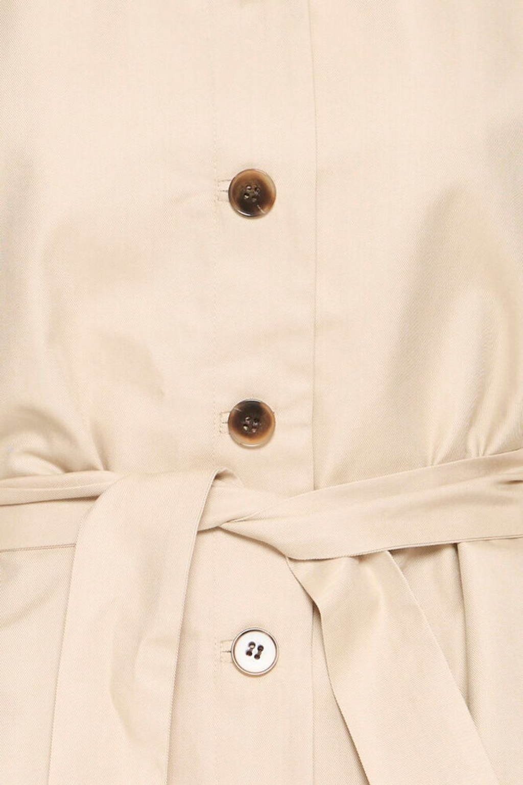 Relaxed woven jacket by Atelier Rêve in a soft humus shade. Cotton and lyocell blend, long sleeves and effortless everyday style at Dotique.