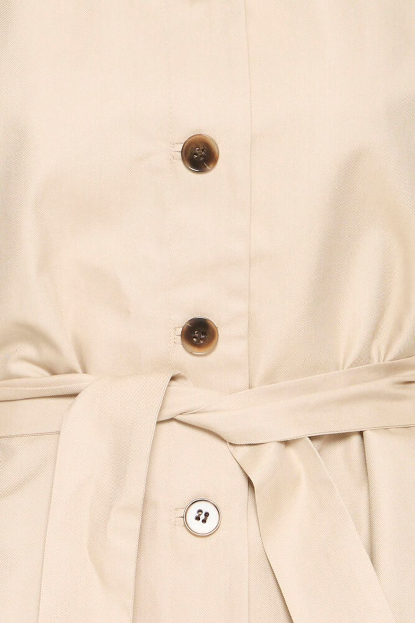 Relaxed woven jacket by Atelier Rêve in a soft humus shade. Cotton and lyocell blend, long sleeves and effortless everyday style at Dotique.