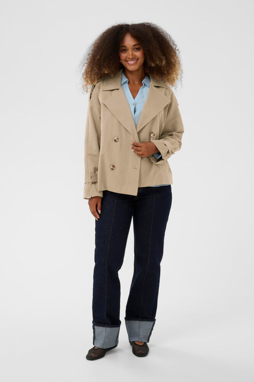 Cream CRDrookie short trenchcoat in savannah tan. A relaxed fit, hip-length woven jacket with long sleeves. Easy everyday layering from Dotique.