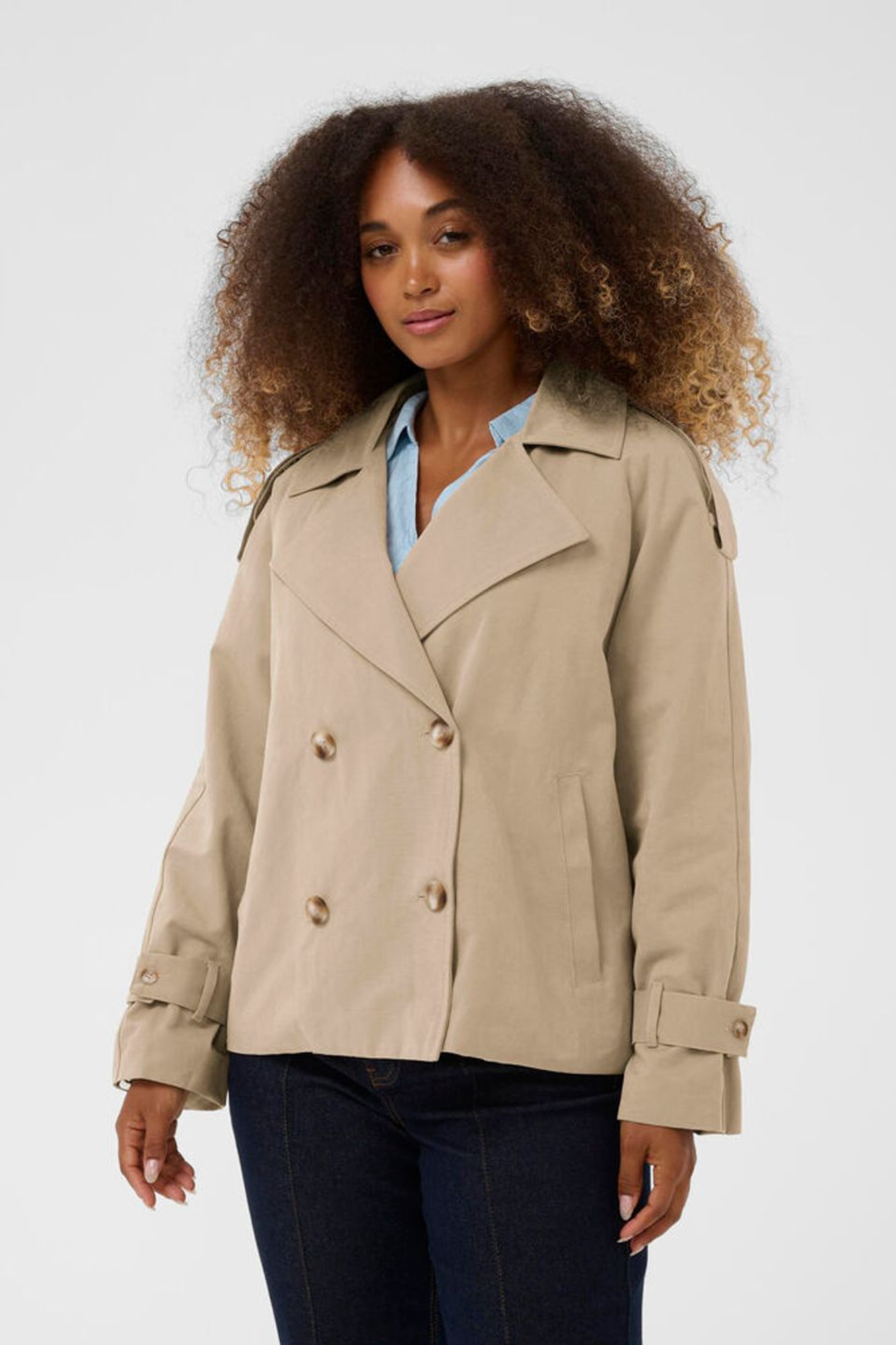 Cream CRDrookie short trenchcoat in savannah tan. A relaxed fit, hip-length woven jacket with long sleeves. Easy everyday layering from Dotique.