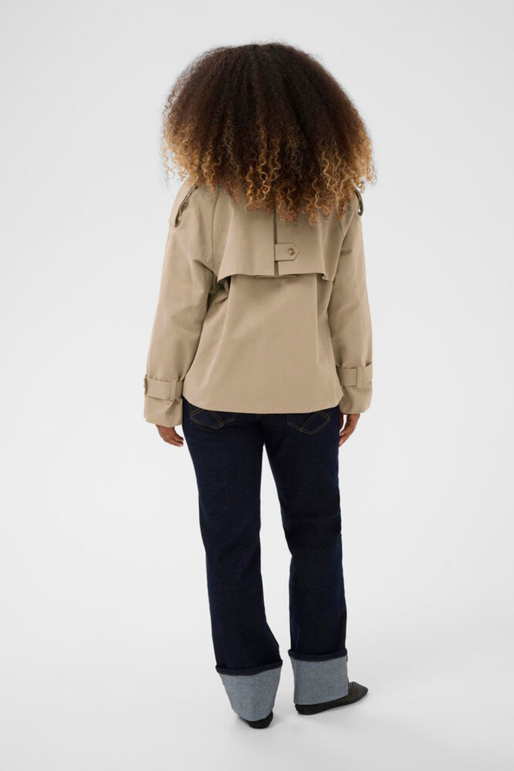 Cream CRDrookie short trenchcoat in savannah tan. A relaxed fit, hip-length woven jacket with long sleeves. Easy everyday layering from Dotique.