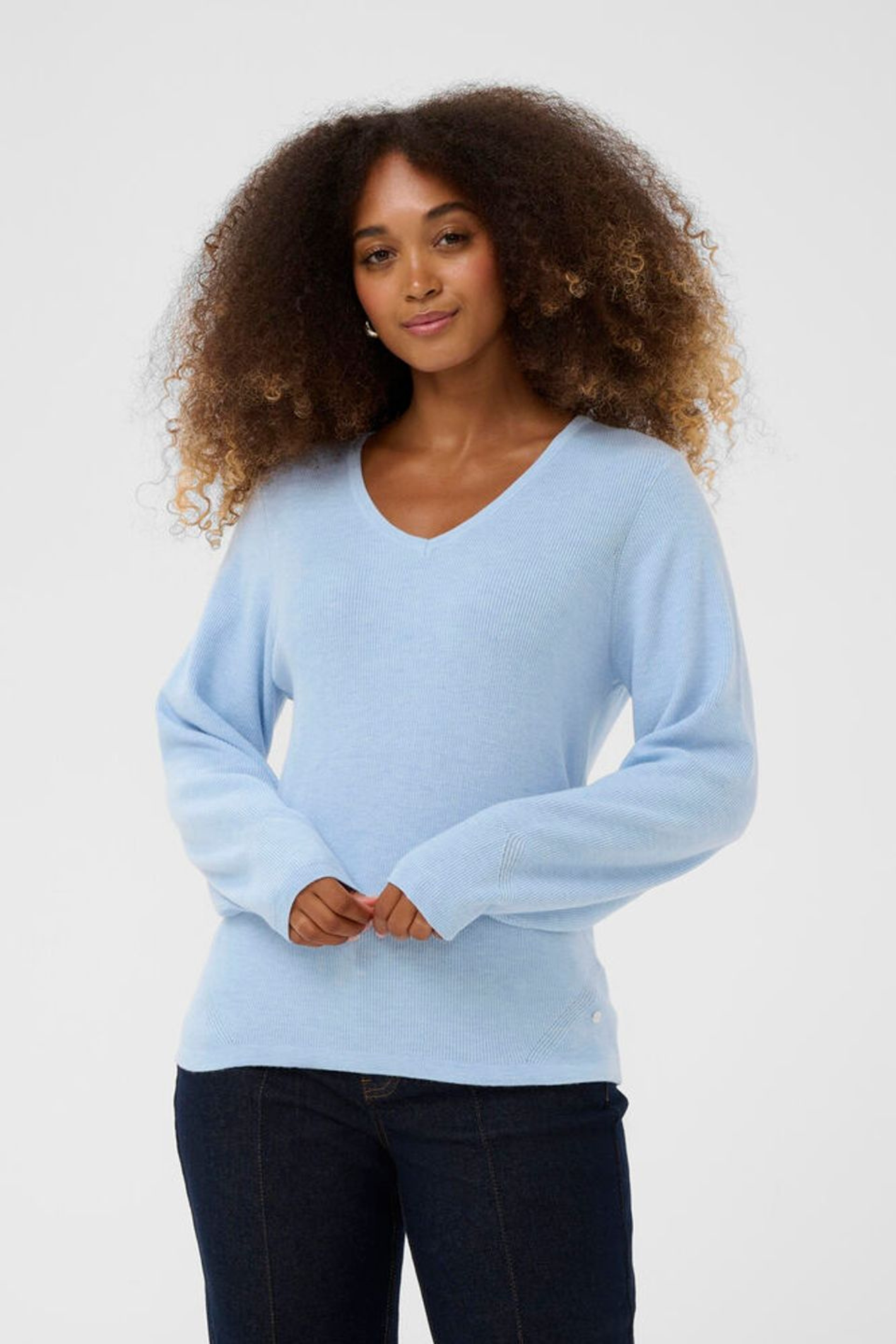 Cream CRDela Knit Blouse in cashmere blue. A relaxed fit knitted top with a soft V-neck and long sleeves. Easy everyday style from Dotique.