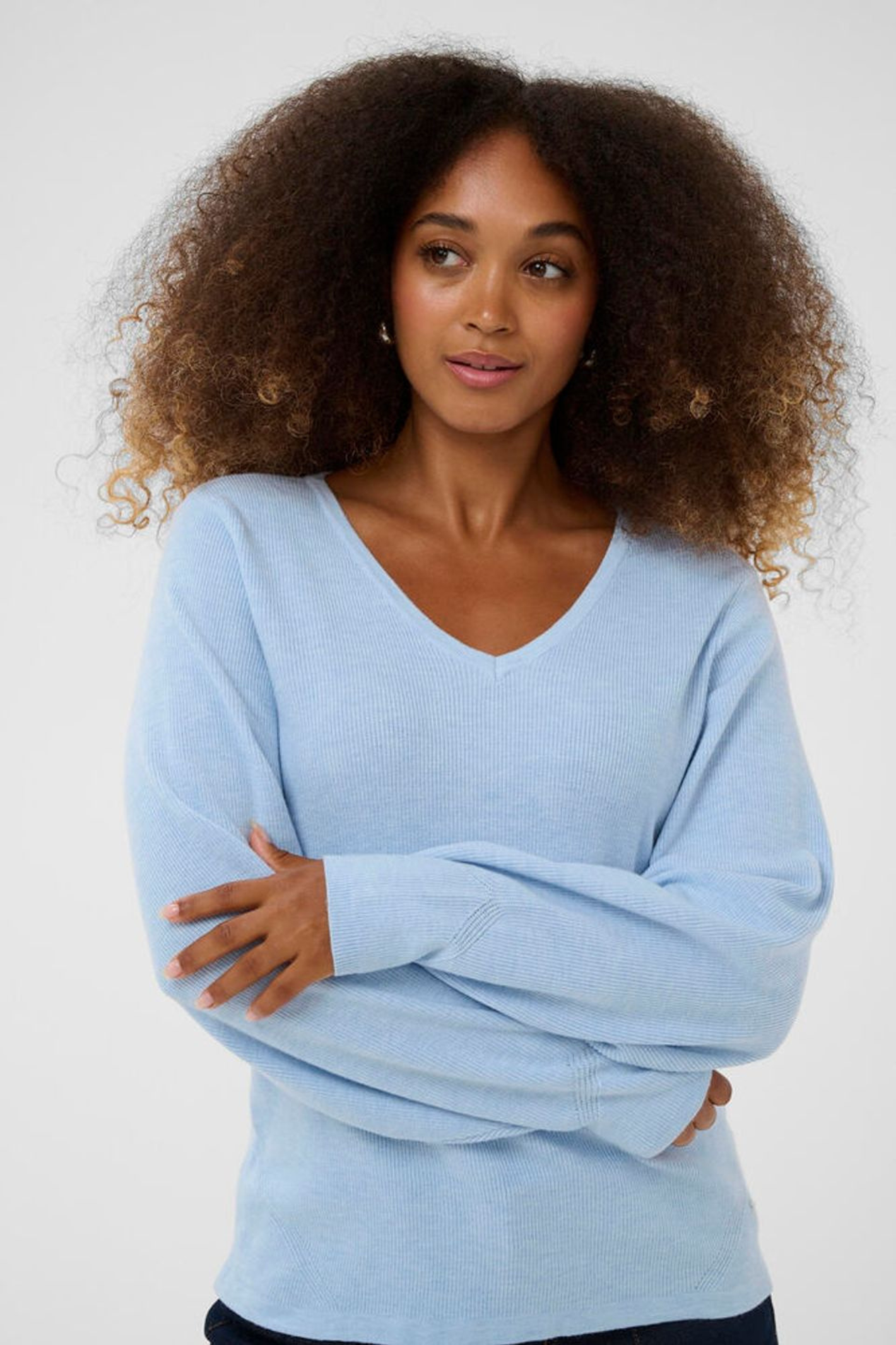 Cream CRDela Knit Blouse in cashmere blue. A relaxed fit knitted top with a soft V-neck and long sleeves. Easy everyday style from Dotique.