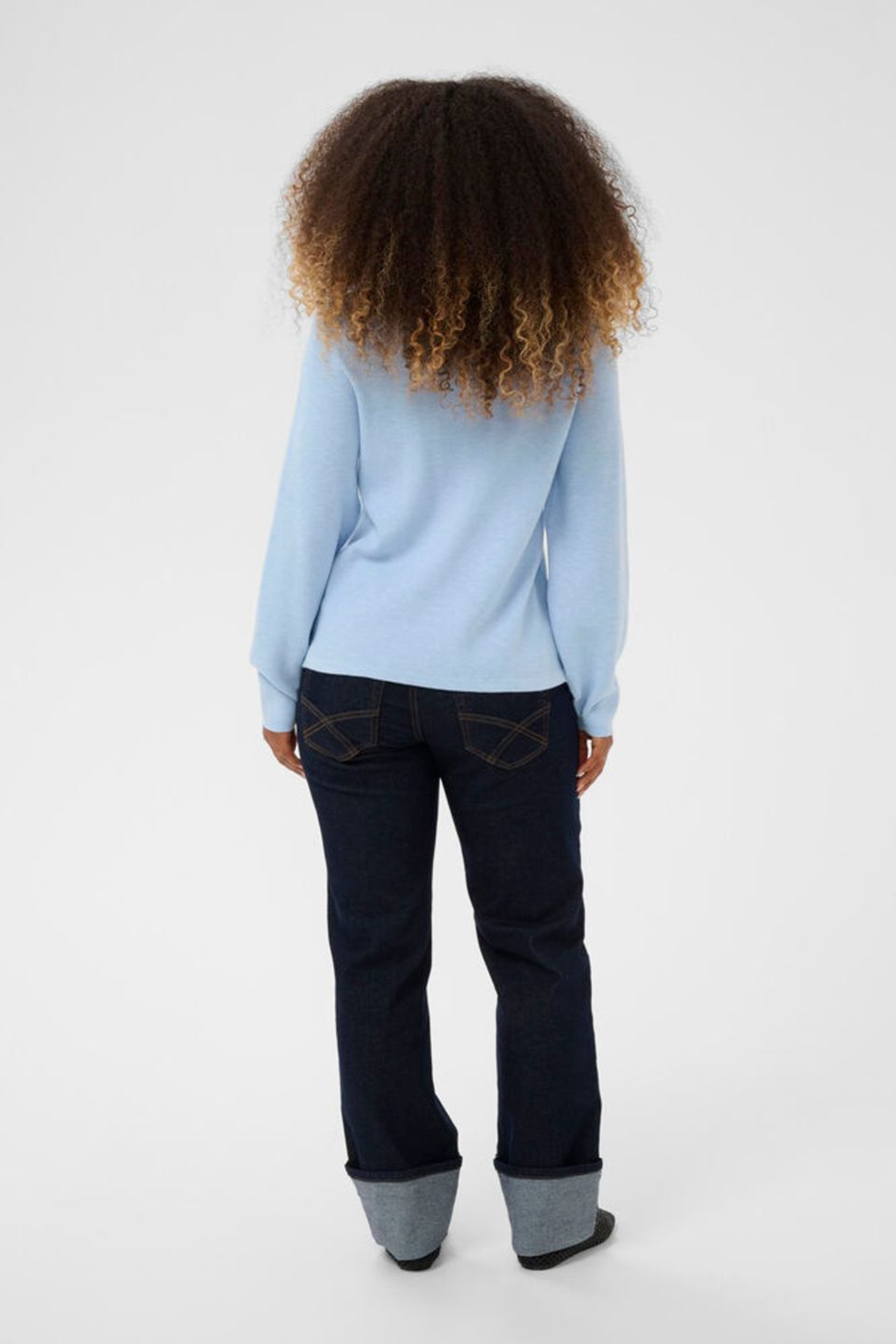 Cream CRDela Knit Blouse in cashmere blue. A relaxed fit knitted top with a soft V-neck and long sleeves. Easy everyday style from Dotique.