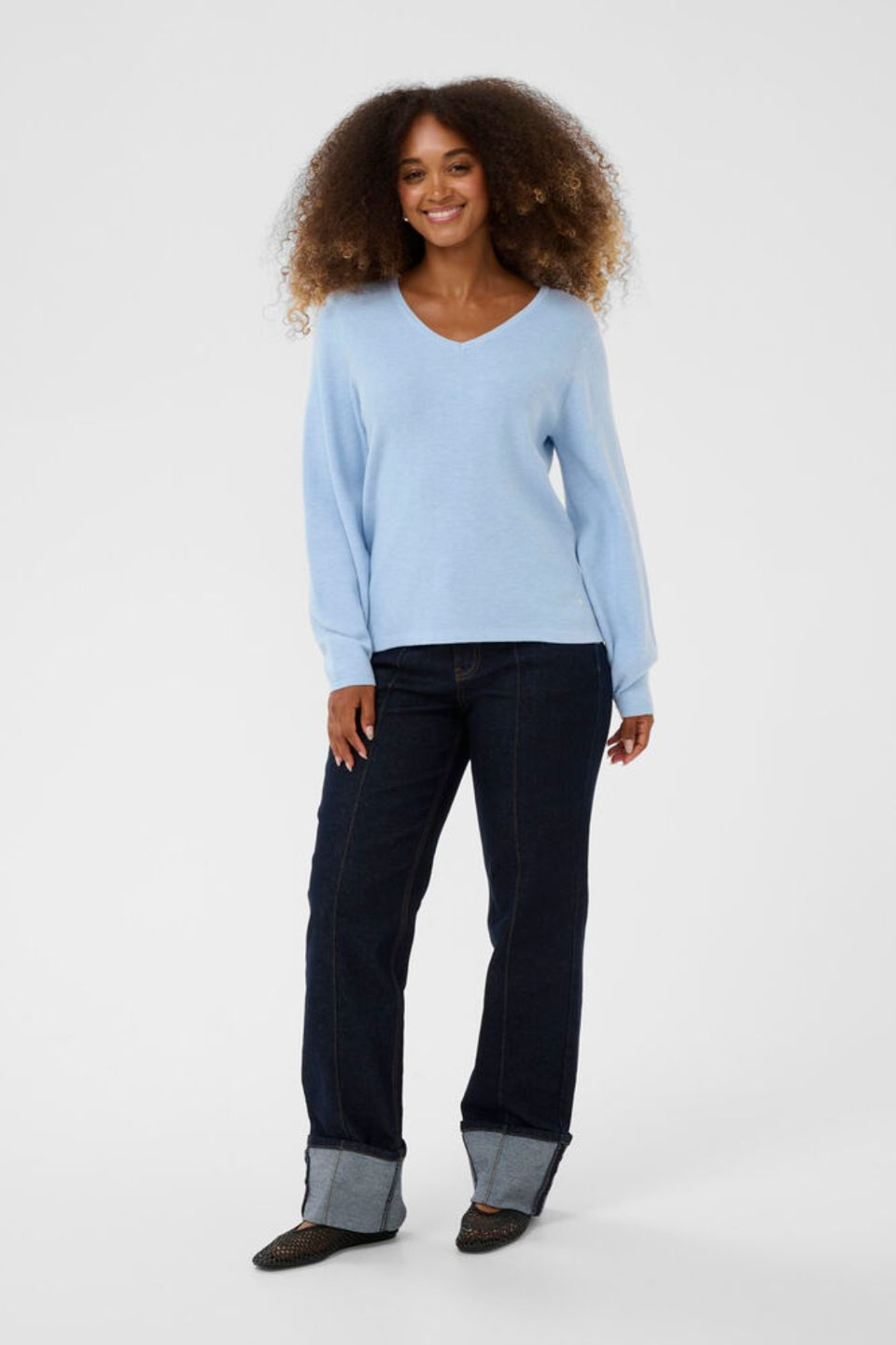 Cream CRDela Knit Blouse in cashmere blue. A relaxed fit knitted top with a soft V-neck and long sleeves. Easy everyday style from Dotique.