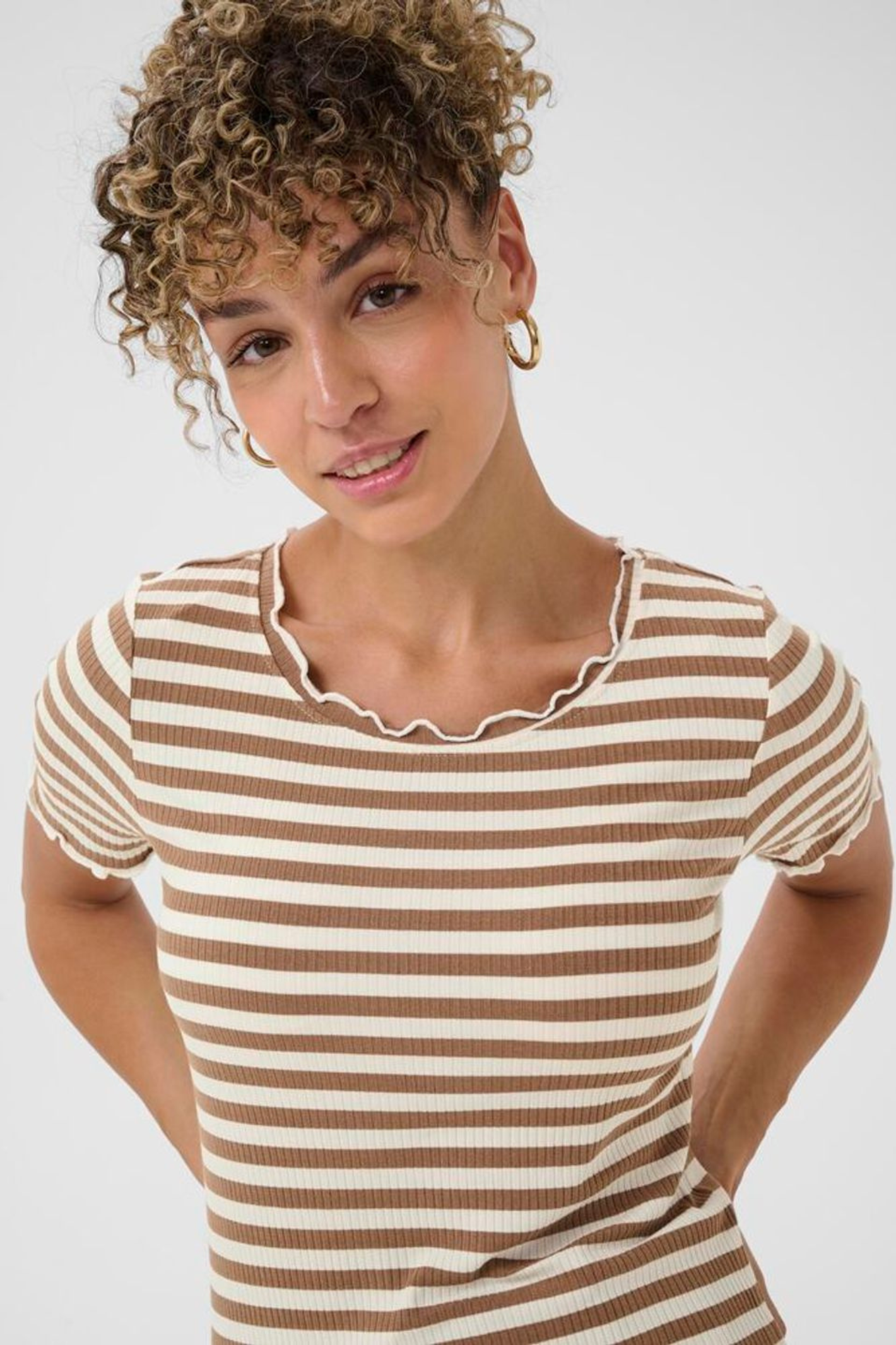 Striped ribbed t-shirt in cocoa and crème by Cream. Soft, stretchy and easy to wear for everyday outfits. Shop now at Dotique.