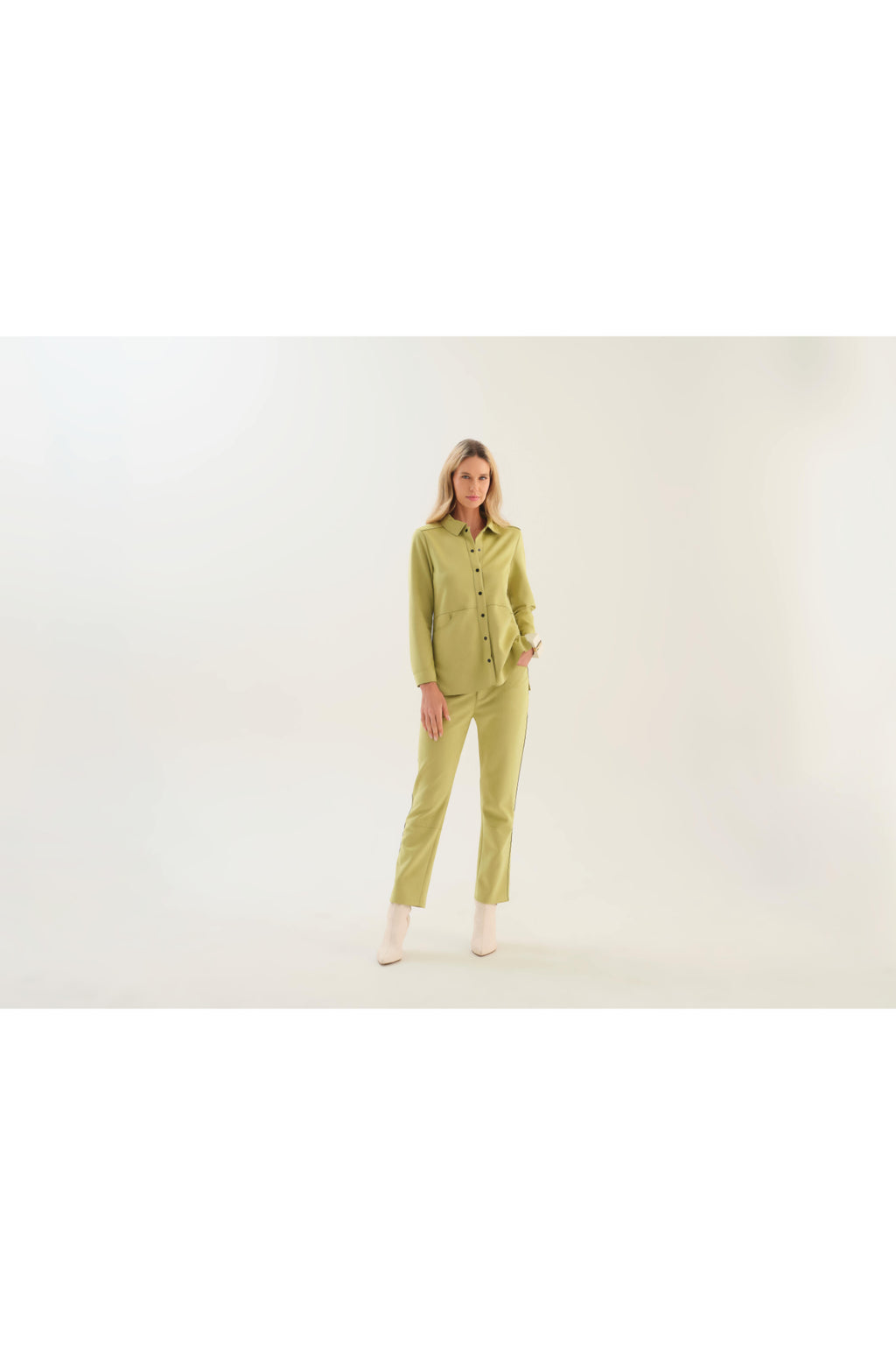 Dotique Dolcezza 76250 woven blouse in lime with a shirt collar, snap-button fastening and front pockets.