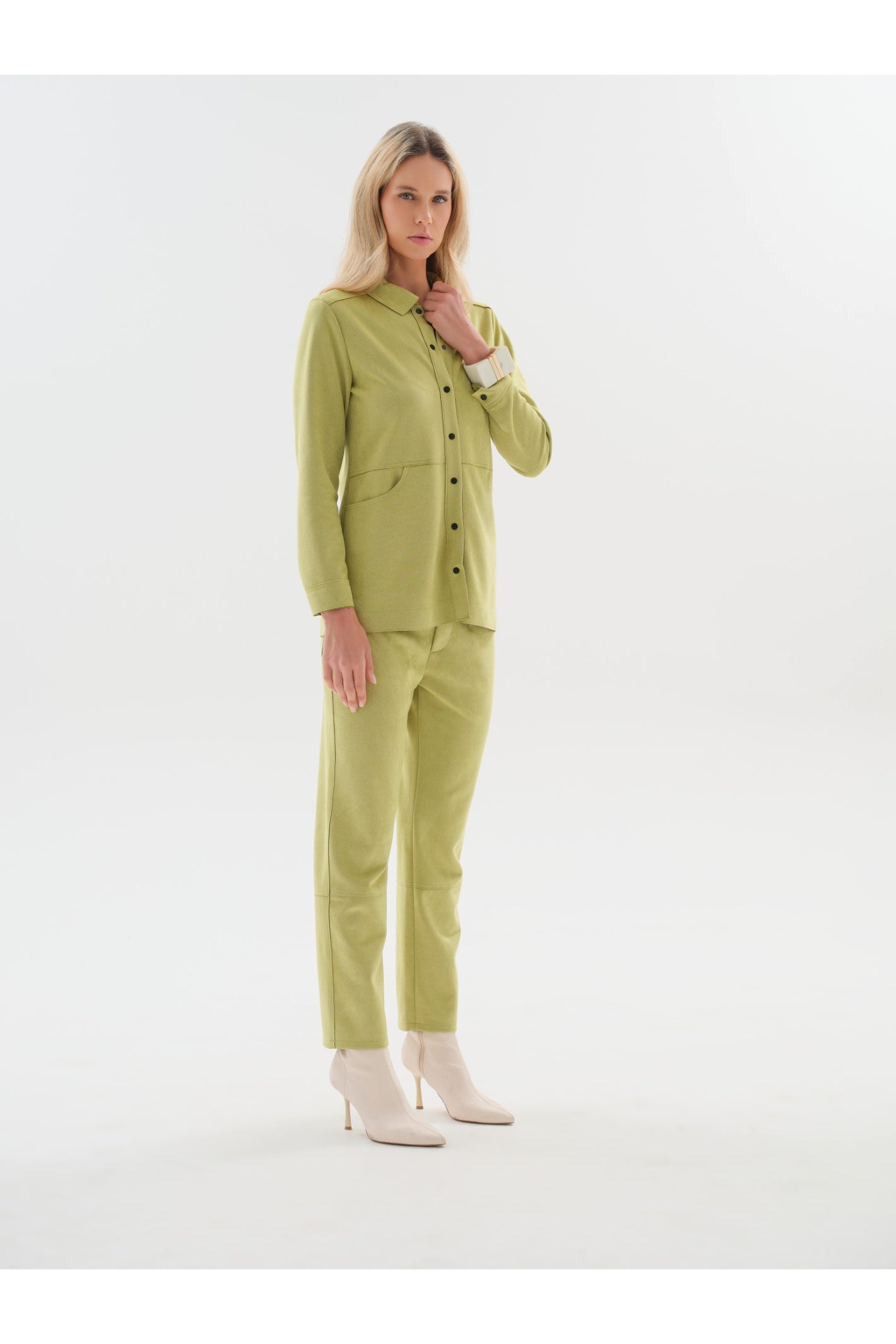 Dotique Dolcezza 76250 woven blouse in lime with a shirt collar, snap-button fastening and front pockets.