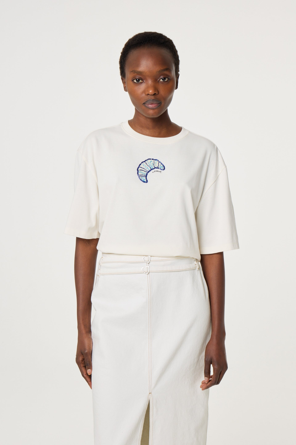 Fabienne Chapot Benja T-Shirt in Cosy White. 100% organic cotton with a relaxed loose fit — breathable everyday essential at Dotique.
