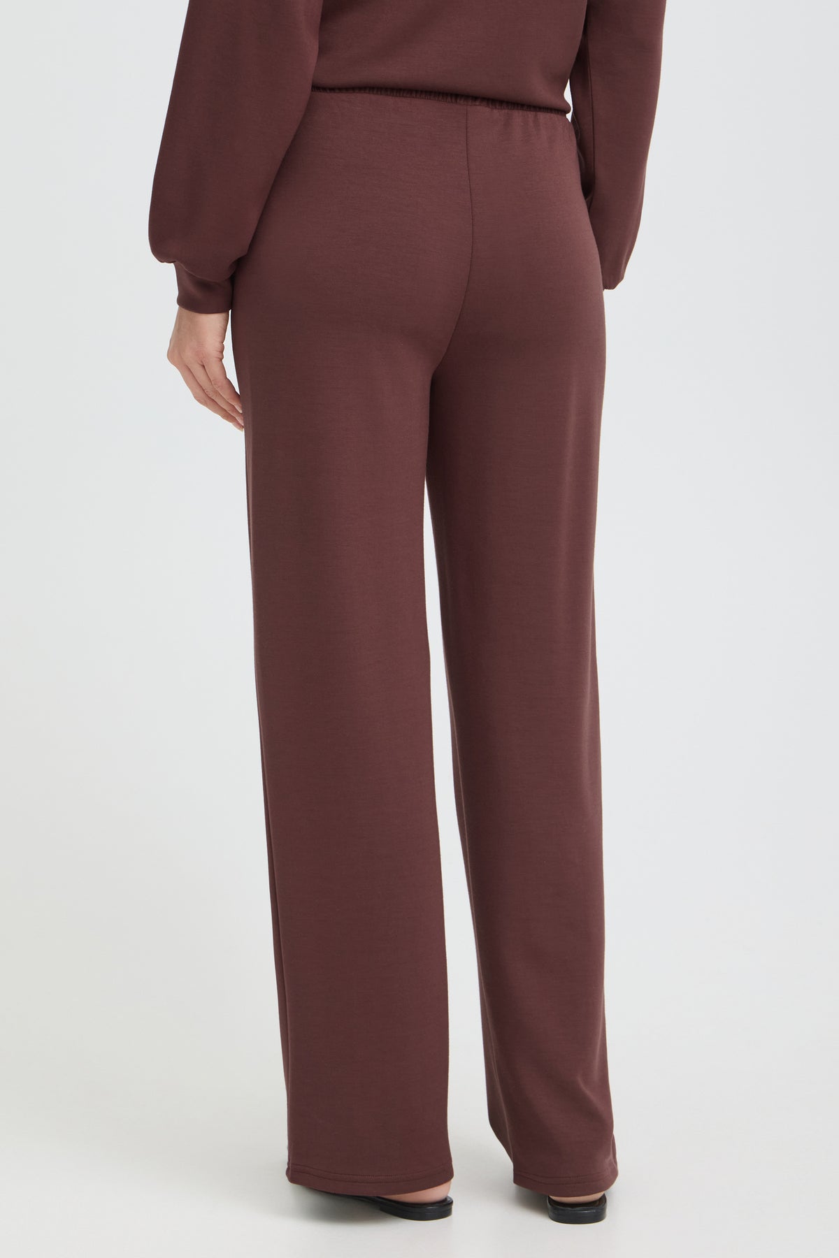 Fransa FRAURORA PA 4 Rum Raisin Trouser – model back view. Shop Fransa at Dotique.