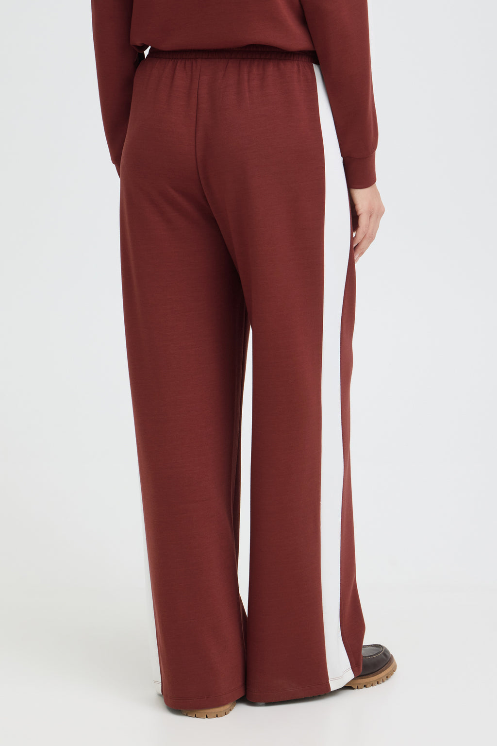 Fransa FRAURORA PA 9 Rum with White Contrast Trousers – model back view. Shop Fransa at Dotique.