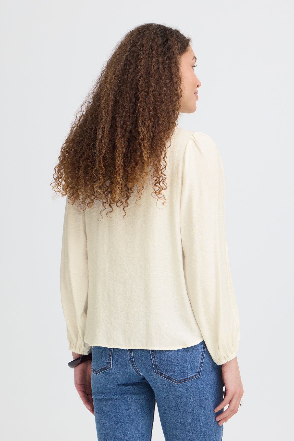 Fransa FRBLONDIE SH 4 Whisper White Shirt – model back. Shop Fransa at Dotique.