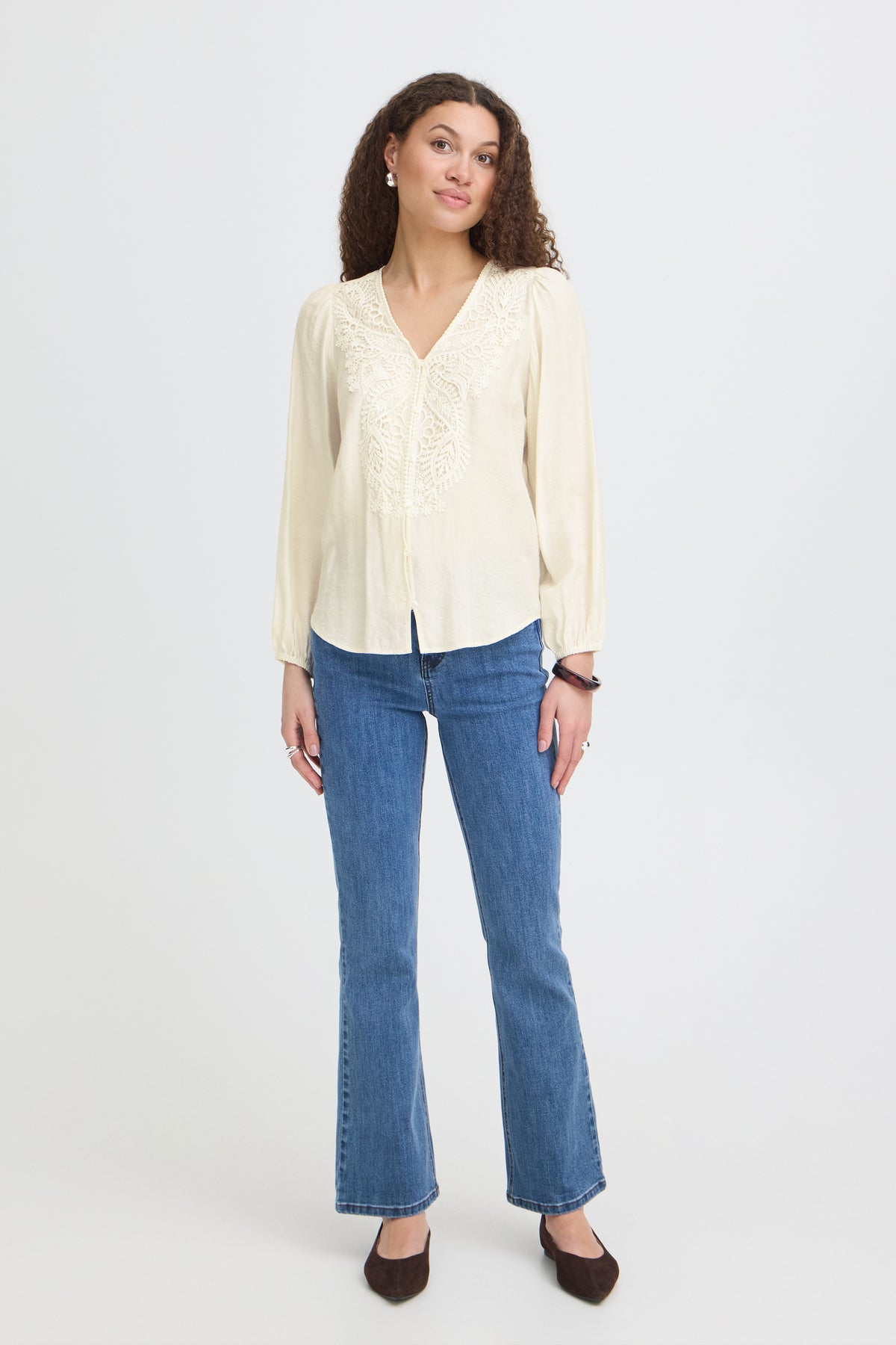 Fransa FRBLONDIE SH 4 Whisper White Shirt – model front. Shop Fransa at Dotique.
