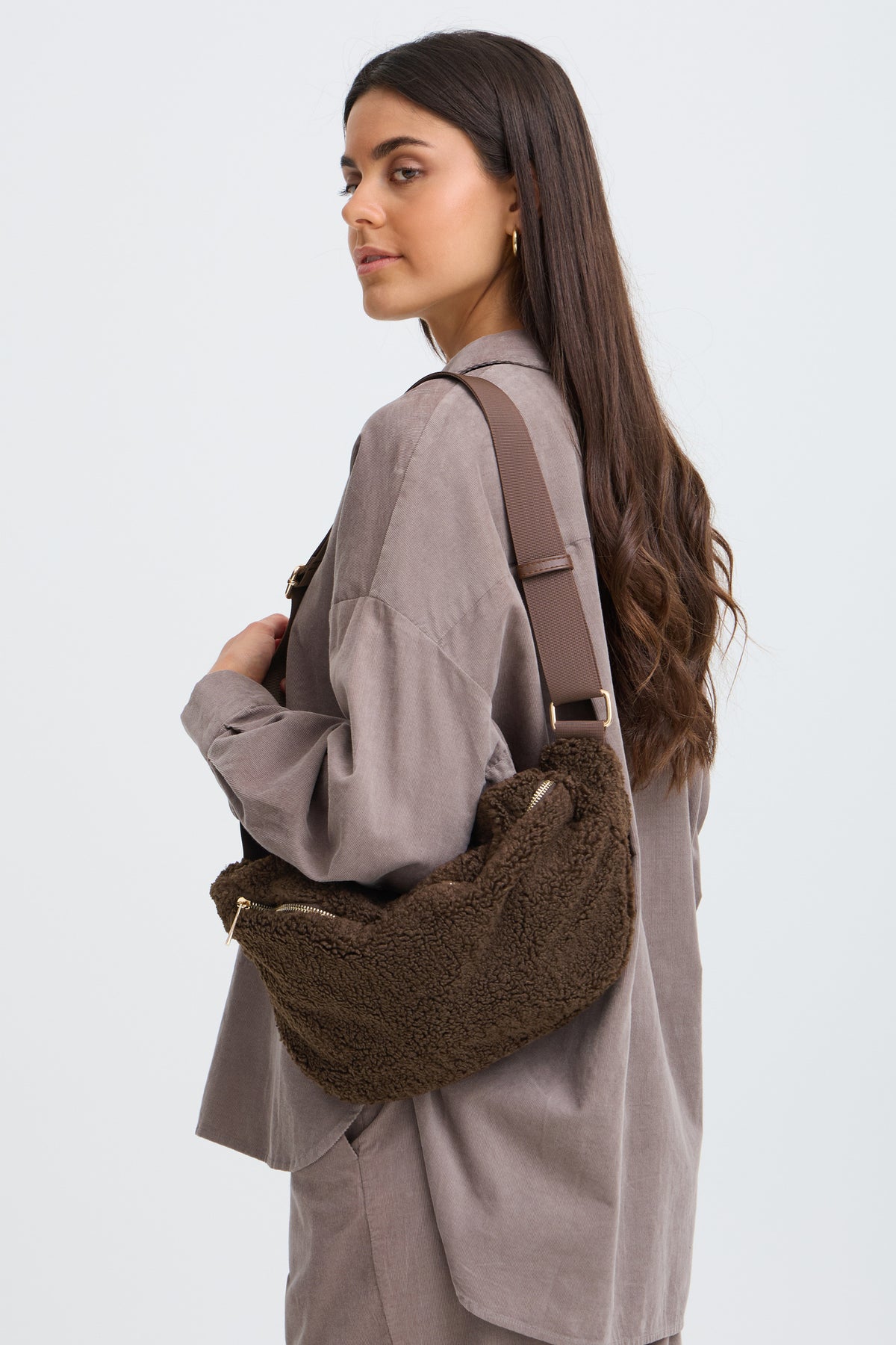 Fransa FRTEDDA BAG 1 Hot Fudge Bag – model front. Shop Fransa at Dotique.