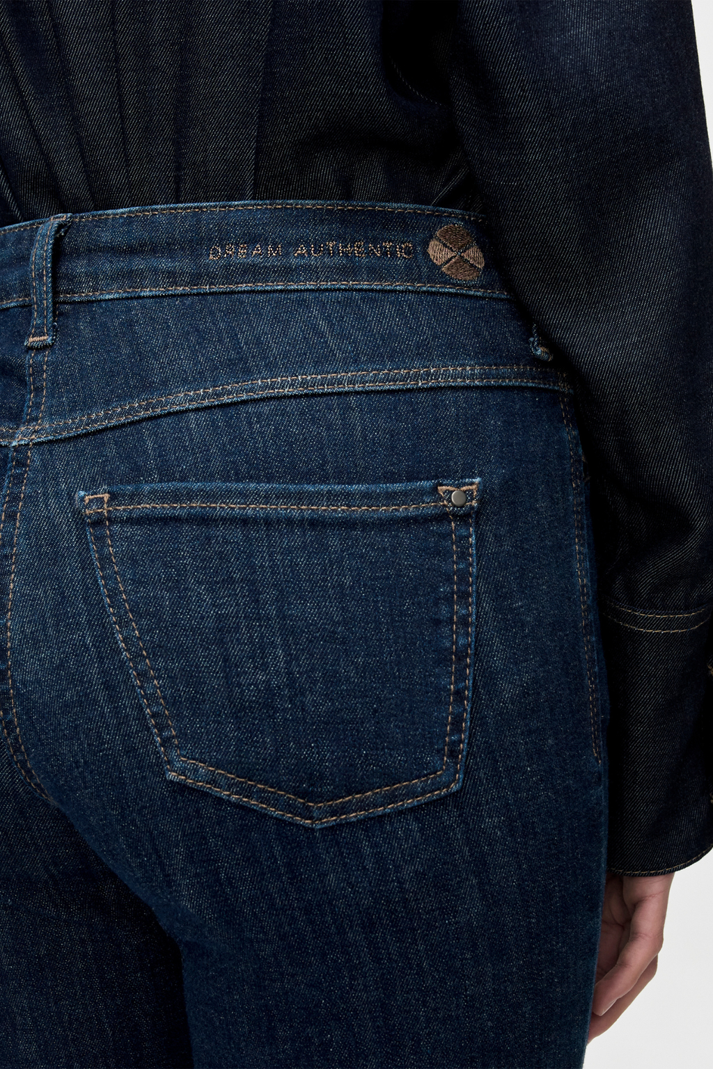 MAC Dream Bootcut Jeans in Fashion Rinsed D683 – deep indigo bootcut denim with soft stretch