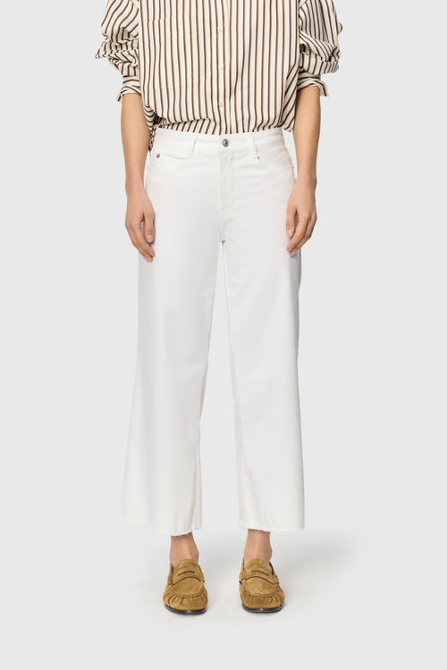 MAC Dream Wide cropped jeans in white Wonder Light denim. Flattering wide leg fit with a soft stretch feel. Easy summer styling from Dotique.