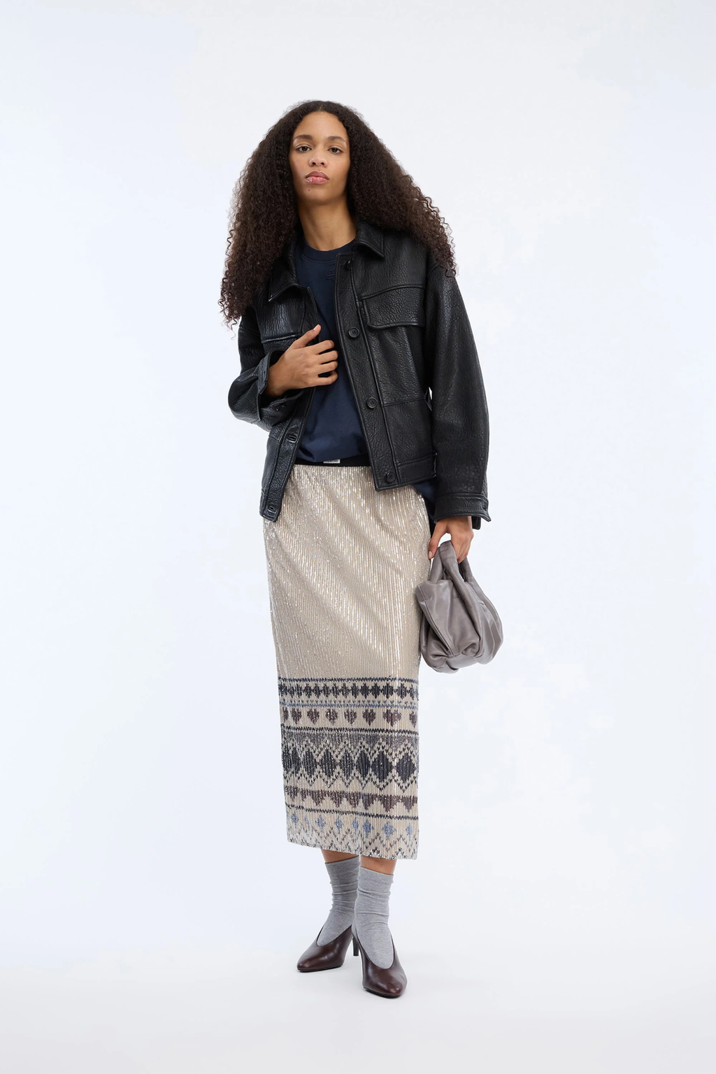Shop the MUNTHE Vuzia Skirt in Print Camel at Dotique. A flowing midi skirt with MUNTHE's signature print, an elasticated waistband and effortless movement for everyday and occasion styling.