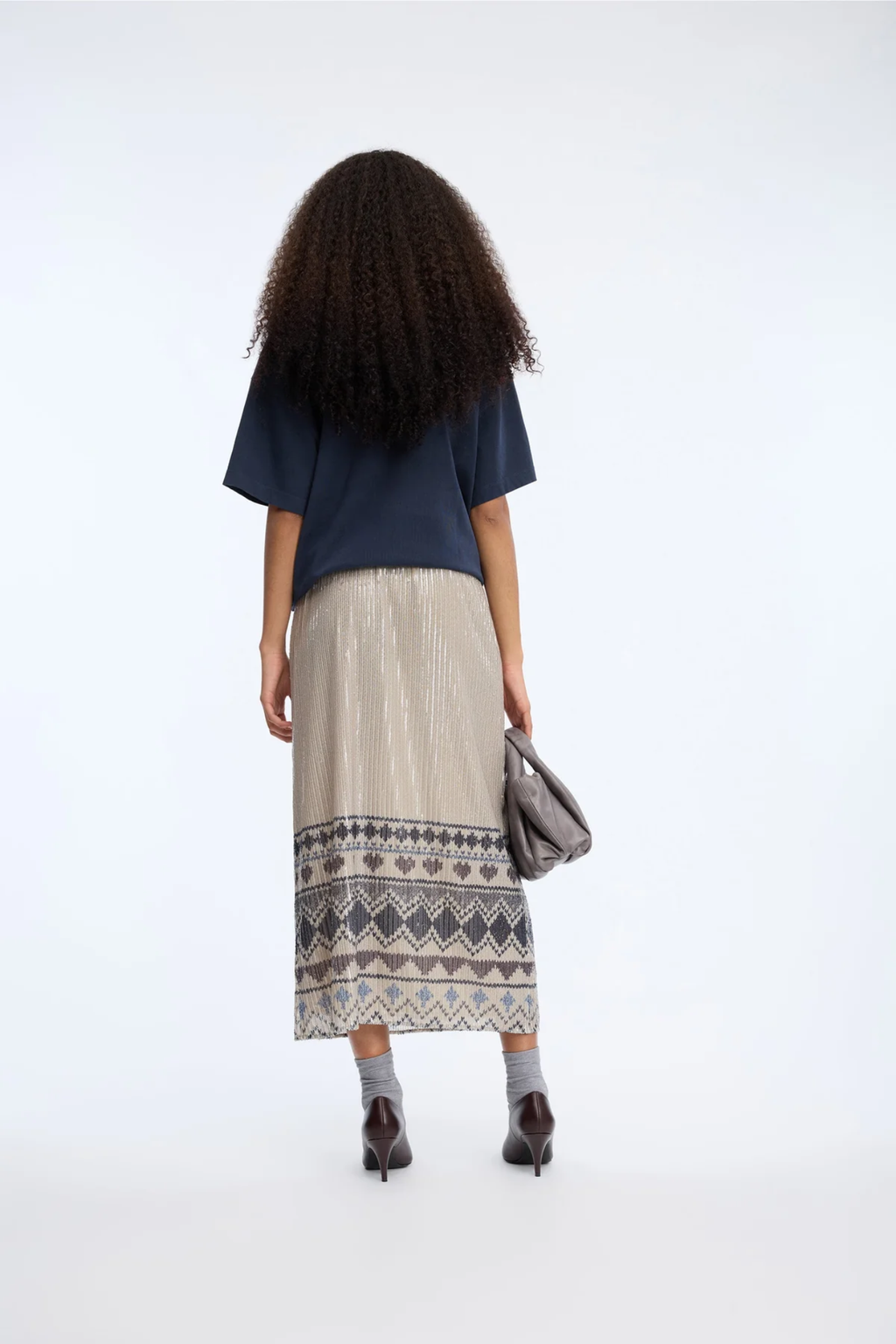 Shop the MUNTHE Vuzia Skirt in Print Camel at Dotique. A flowing midi skirt with MUNTHE's signature print, an elasticated waistband and effortless movement for everyday and occasion styling.