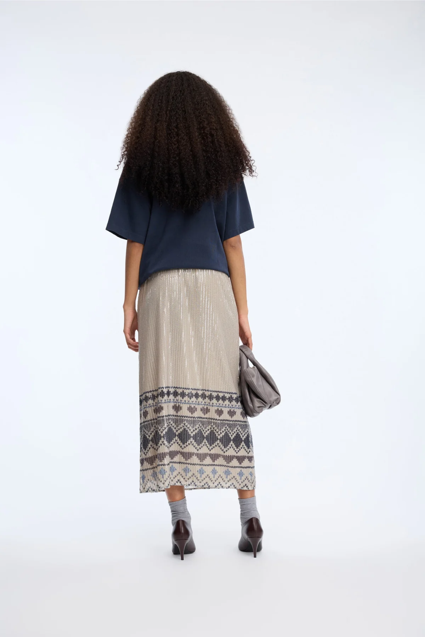 Shop the MUNTHE Vuzia Skirt in Print Camel at Dotique. A flowing midi skirt with MUNTHE's signature print, an elasticated waistband and effortless movement for everyday and occasion styling.