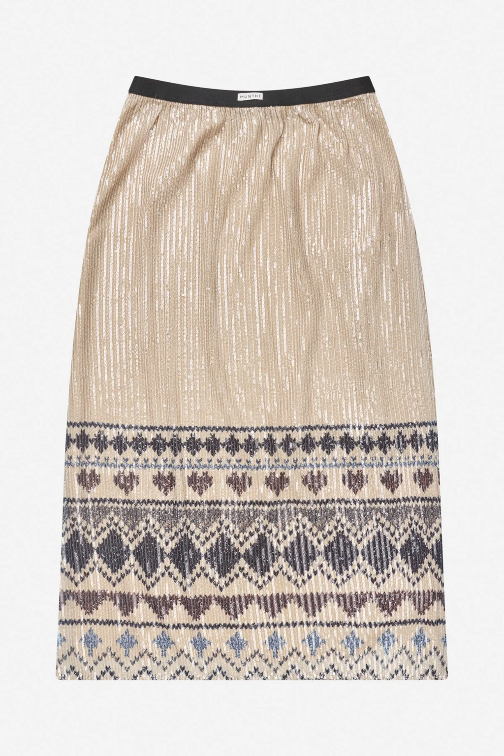 Shop the MUNTHE Vuzia Skirt in Print Camel at Dotique. A flowing midi skirt with MUNTHE's signature print, an elasticated waistband and effortless movement for everyday and occasion styling.