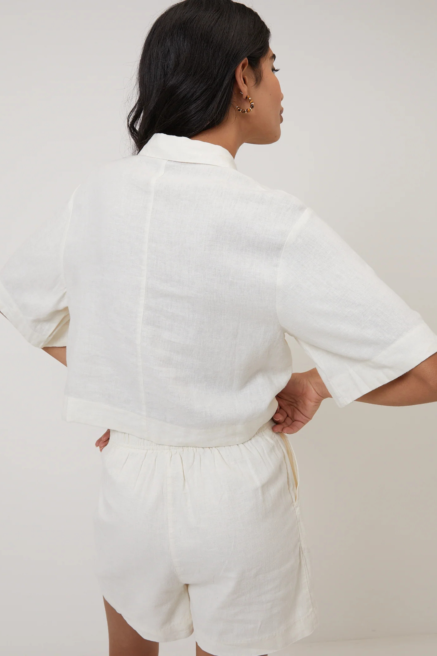 Woman wearing Nobody's Child Bennie Linen Blend Cropped Shirt Cream by Nobody’s Child, shop Nobody’s Child at Dotique.
