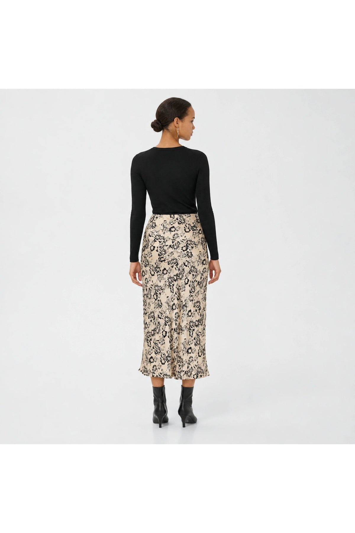 Part Two CandicePW Skirt Black Gradient Flower 30311058 305459 – view 2. Shop Part Two at Dotique.
