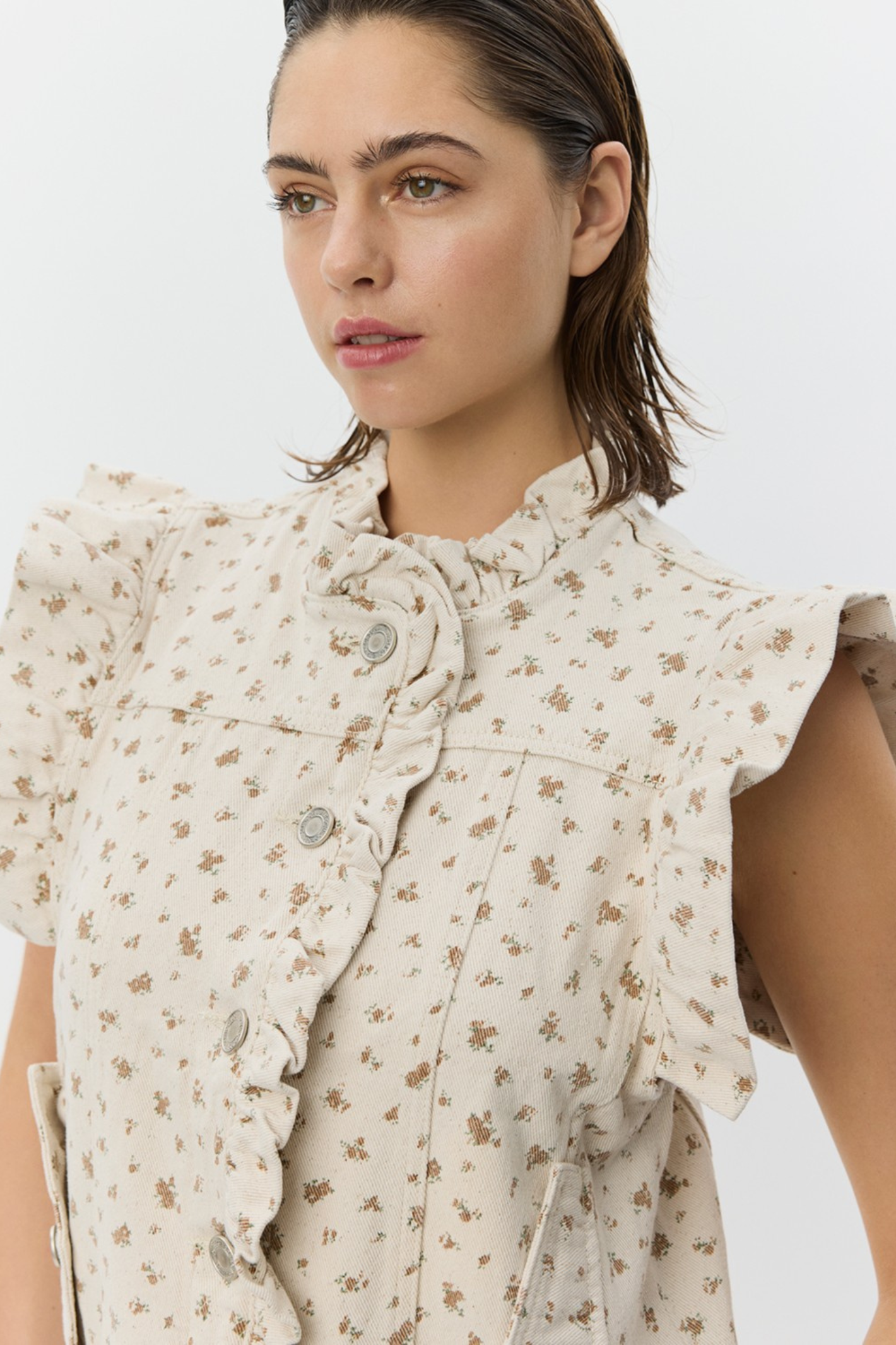 Close-up view of floral pattern and ruffled detailing on Sofie Schnoor S261215 Farahsw Frill Sleeve Gilet – Rose Flower, shop Sofie Schnoor at Dotique