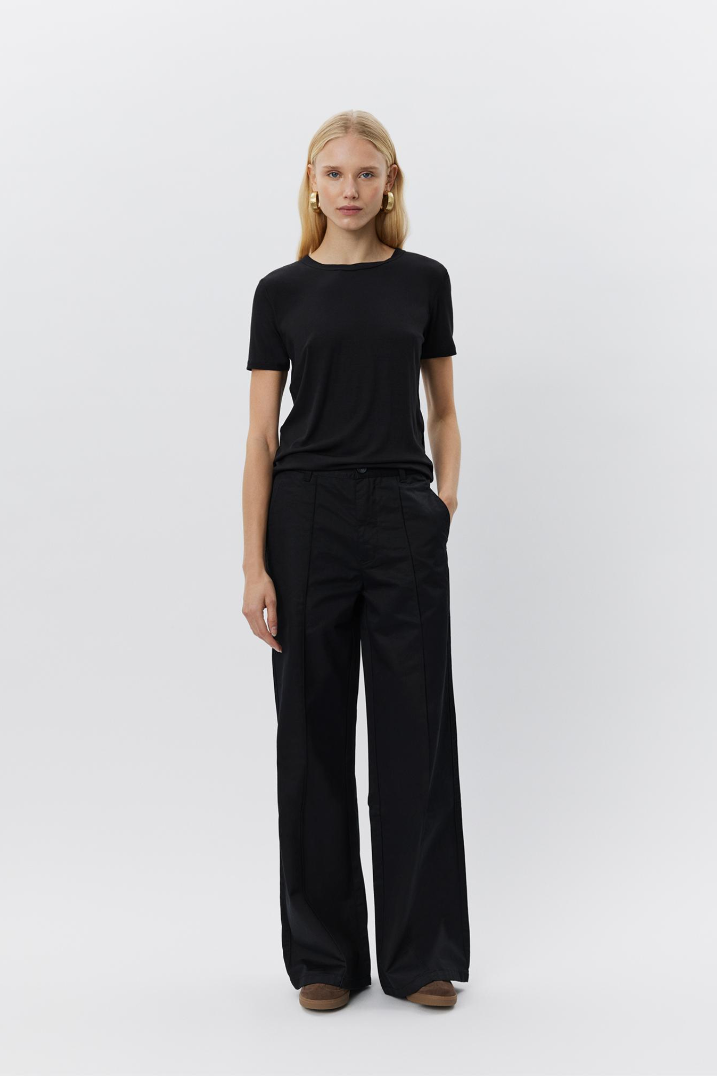 Model wearing Sofie Schnoor SNOS414 Nataliasw T‑shirt – Black by Sofie Schnoor shop at Dotique