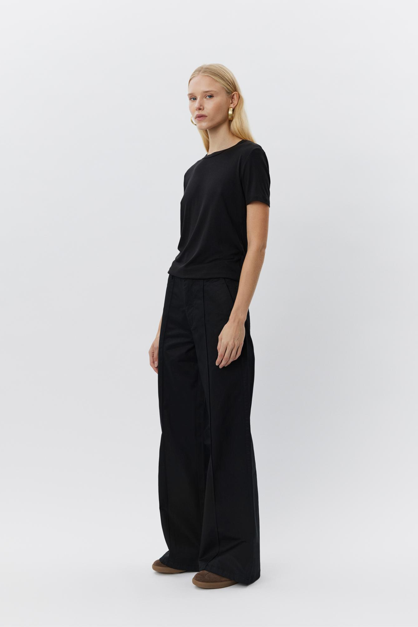 Model wearing Sofie Schnoor SNOS414 Nataliasw T‑shirt – Black, shop Sofie Schnoor at Dotique for timeless style.