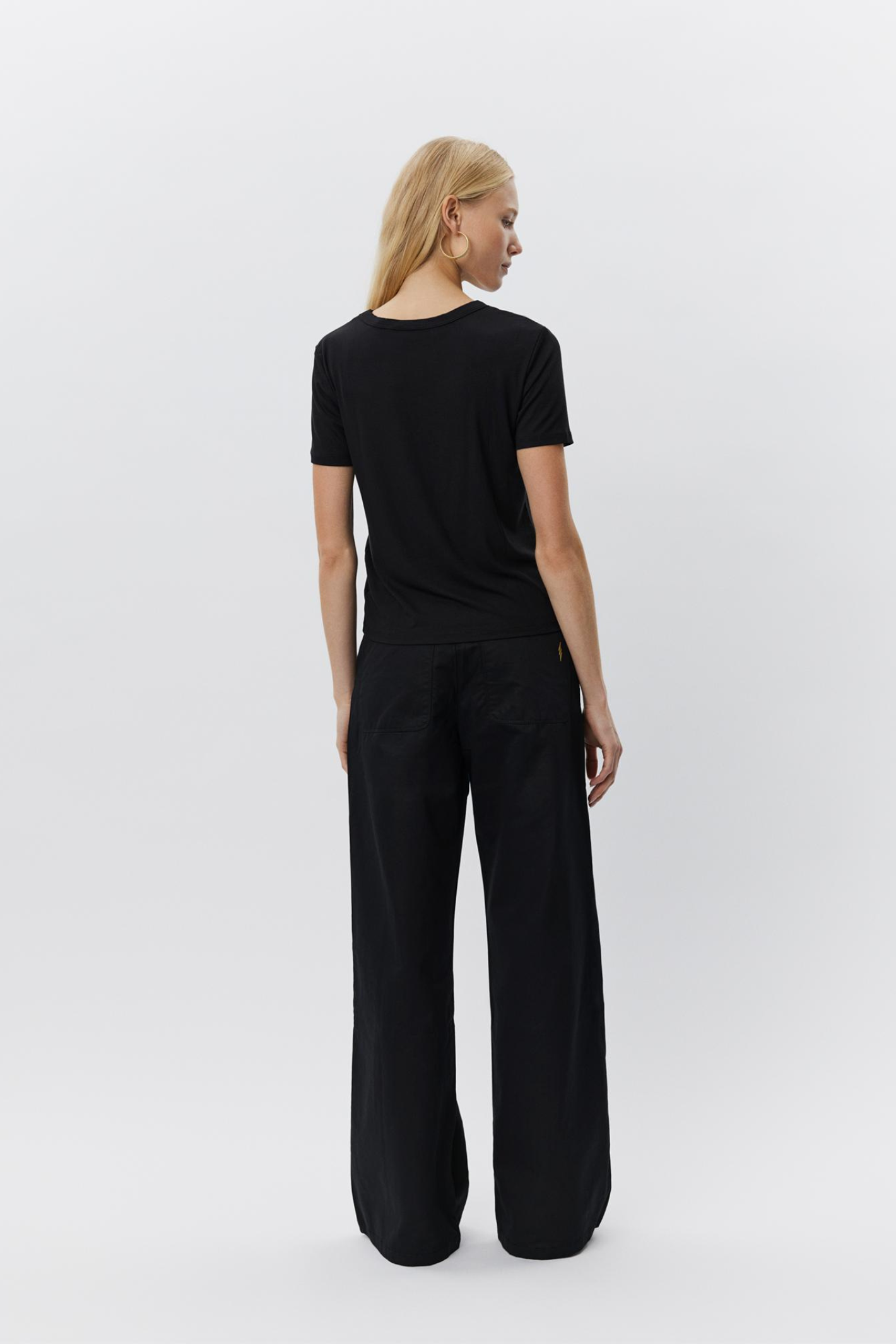 Model wearing Sofie Schnoor SNOS414 Nataliasw T‑shirt – Black viewed from back shop Sofie Schnoor at Dotique