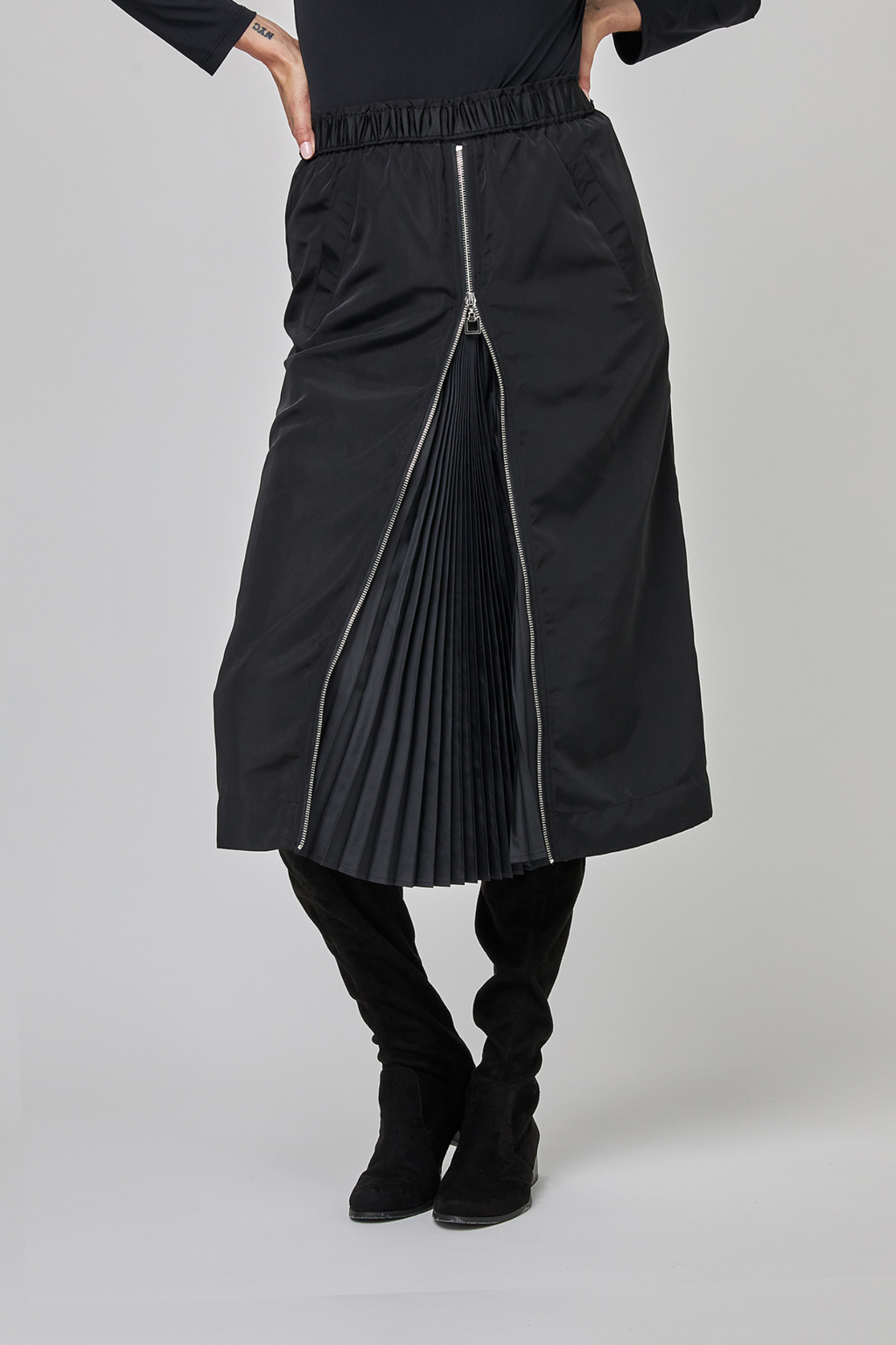 Uchuu CF25-203 Black Skirt with Side Pleates