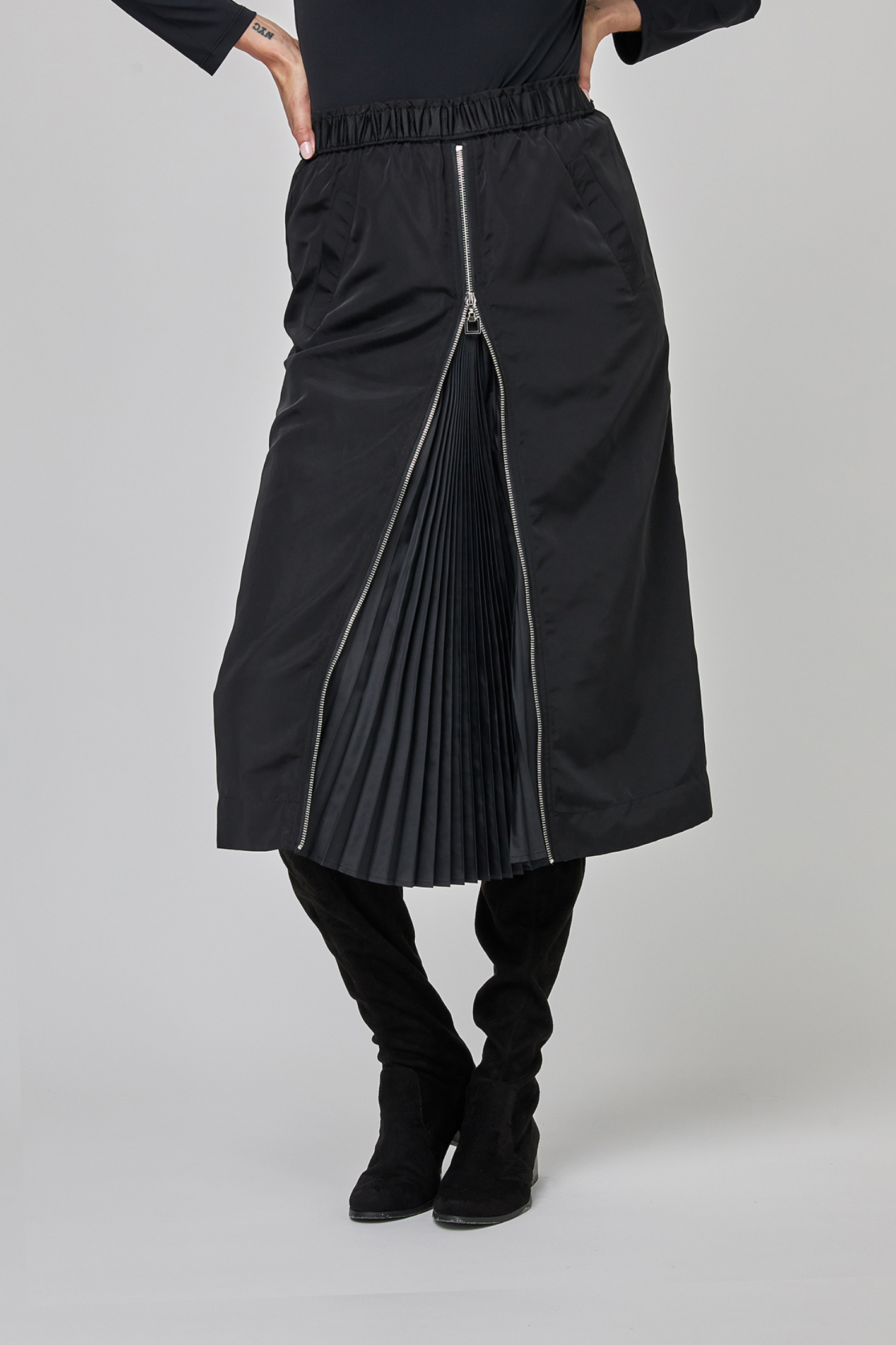 Uchuu CF25-203 Black Skirt with Side Pleates