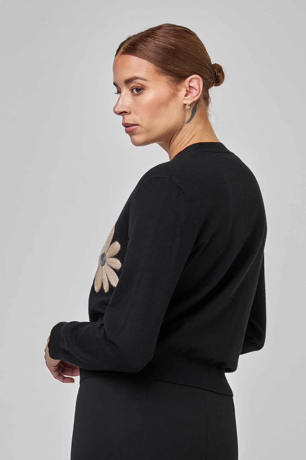 UCHUU CF25-911 Button-Down Cardigan with Floral Appliqués