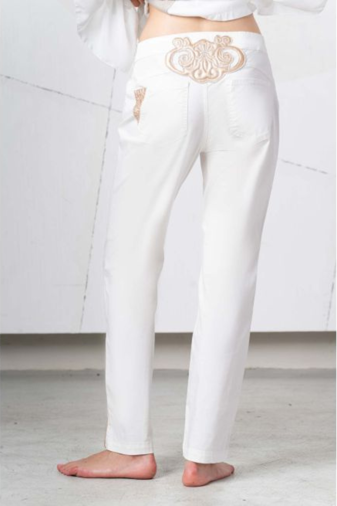 elisa-cavaletti-03149-off-white-detail-trousers-incontro-dotique-1