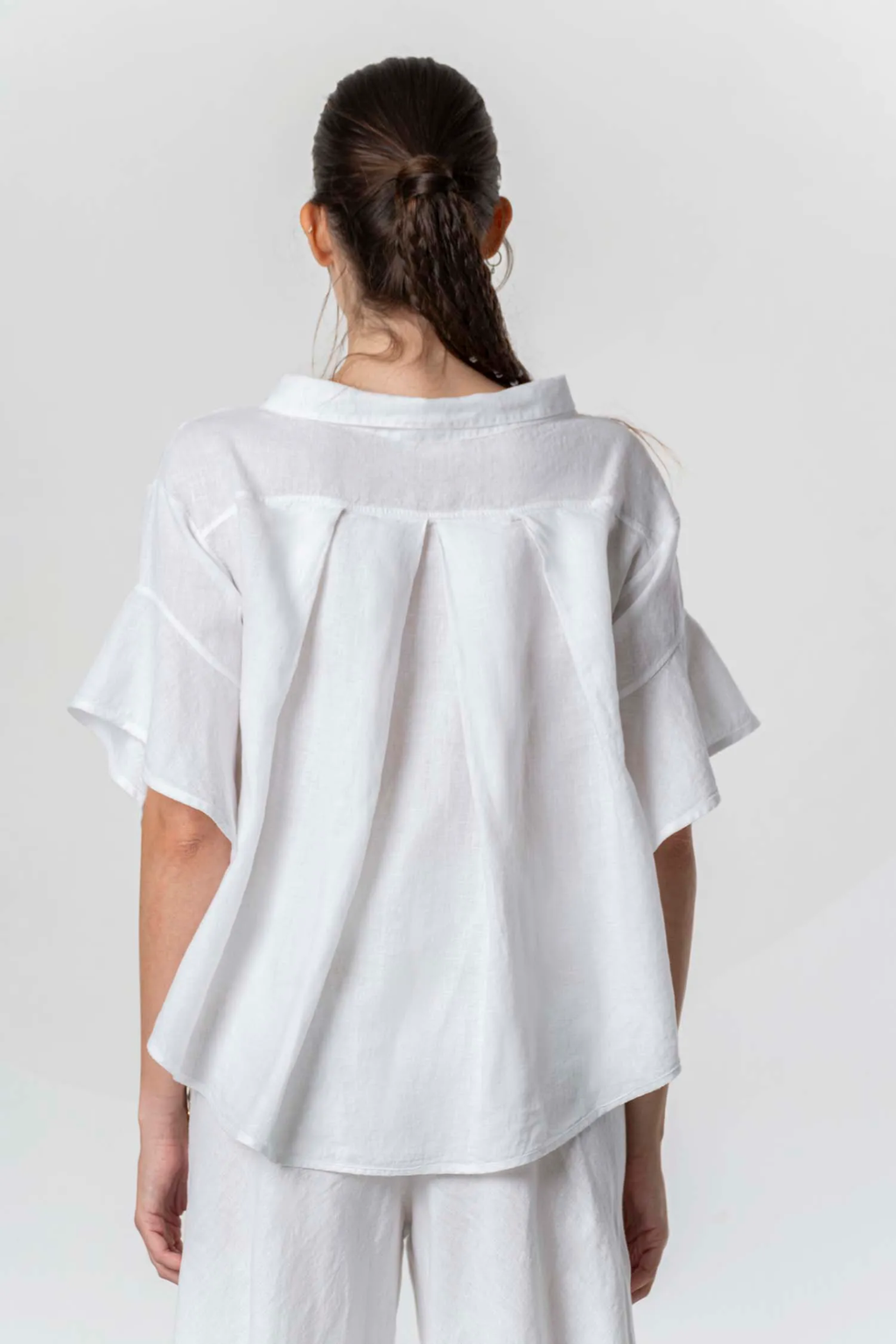 Back view of model wearing Elisa Cavaletti Linen Lace Shirt White EAP261098205 with relaxed fit and short sleeves, shop Elisa Cavaletti at Dotique.