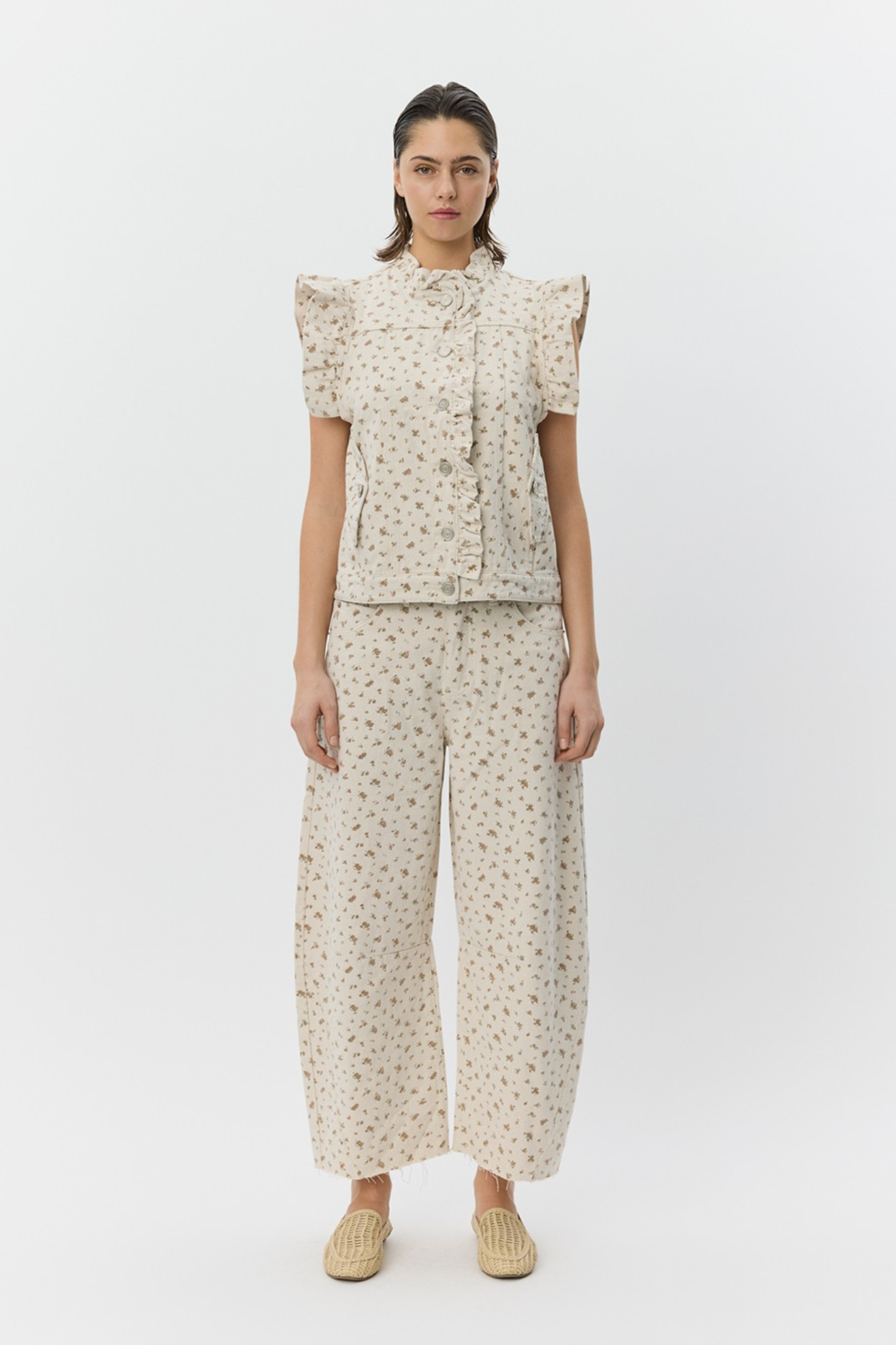 Shop the Sofie Schnoor S261216 Tomarsw Cropped Barrel Jeans – Rose Flower by Sofie Schnoor at Dotique for stylish denim flair