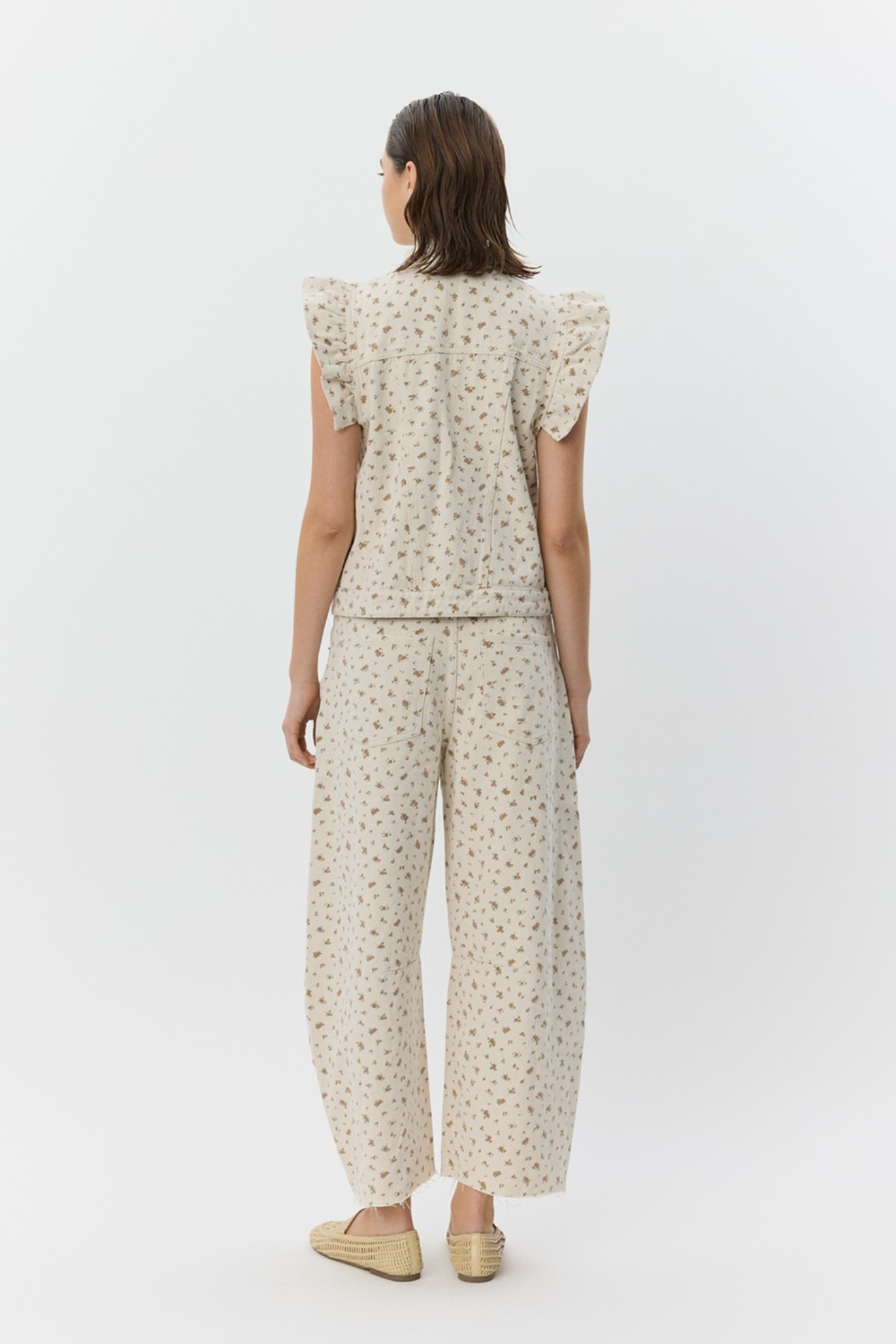 Sofie Schnoor S261216 Tomarsw Cropped Barrel Jeans – Rose Flower printed pants worn by model Shop Sofie Schnoor at Dotique