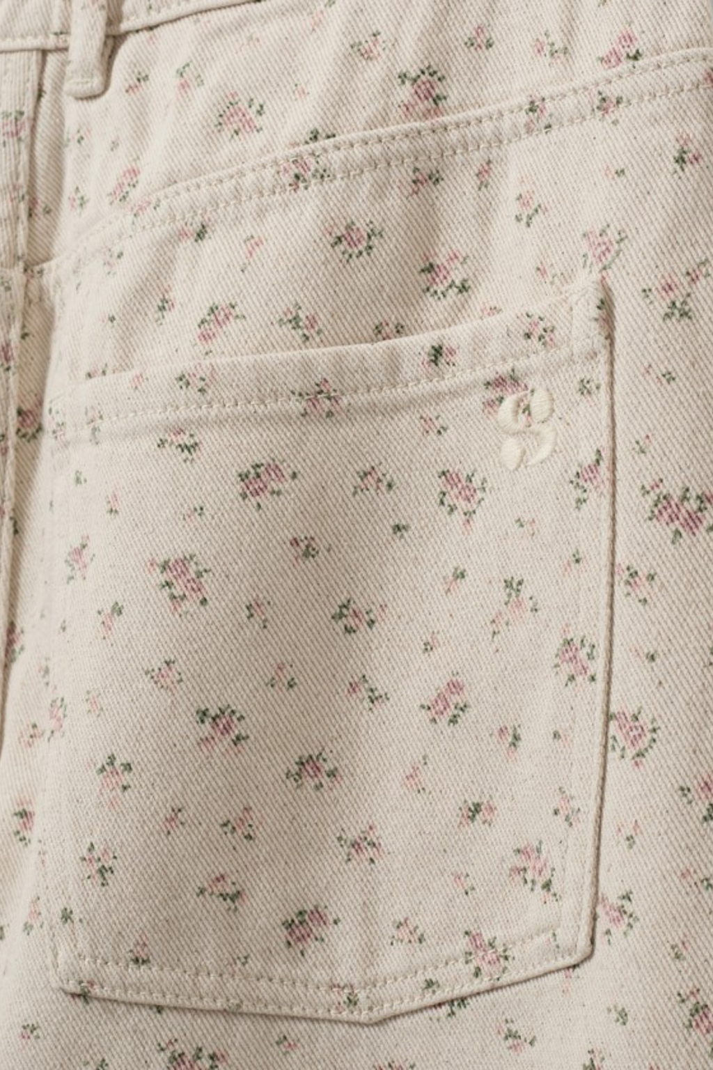 Close-up of the floral pocket detail on Sofie Schnoor S261216 Tomarsw Cropped Barrel Jeans – Rose Flower shop the vendor Sofie Schnoor at Dotique