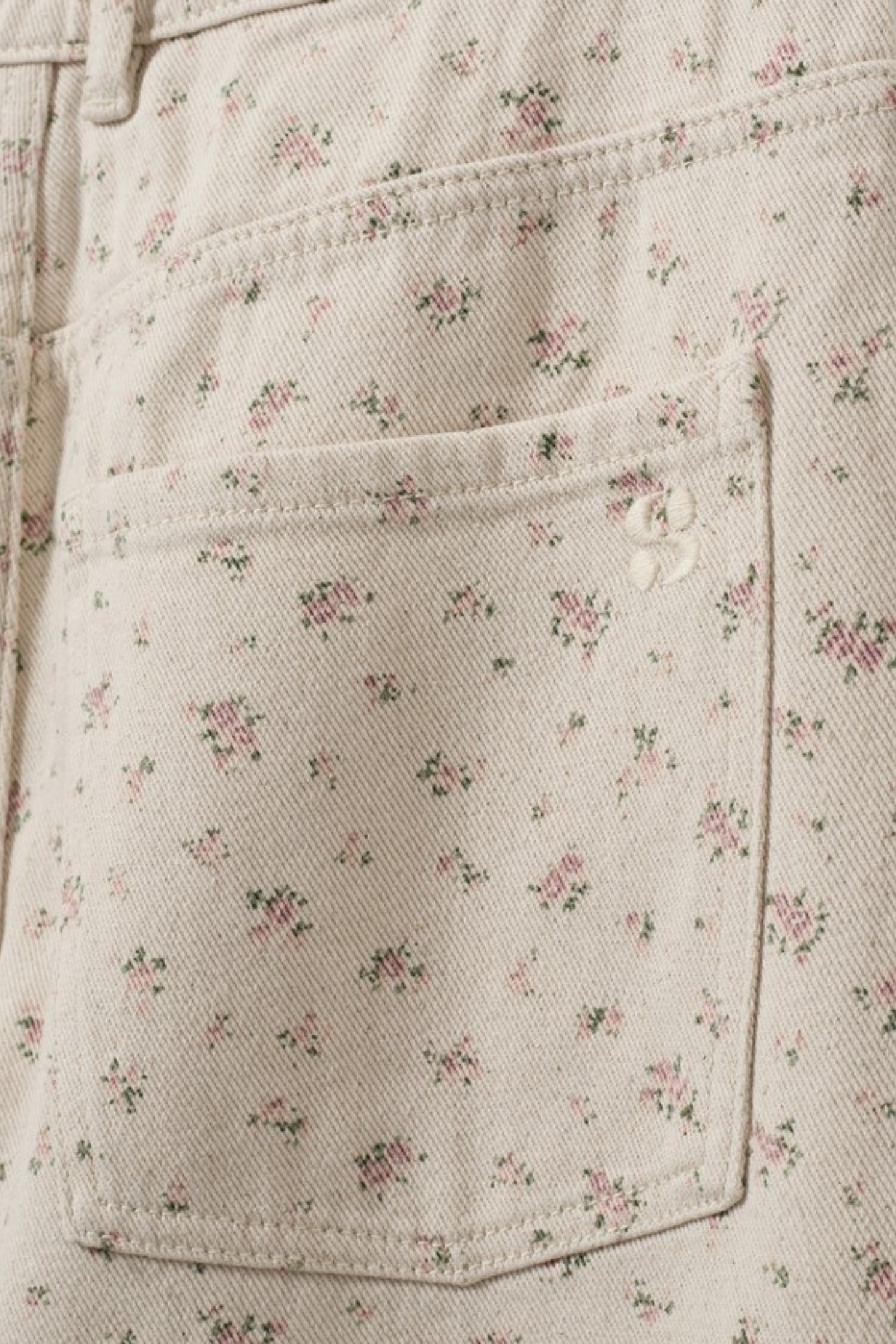 Close-up of the floral pocket detail on Sofie Schnoor S261216 Tomarsw Cropped Barrel Jeans – Rose Flower shop the vendor Sofie Schnoor at Dotique