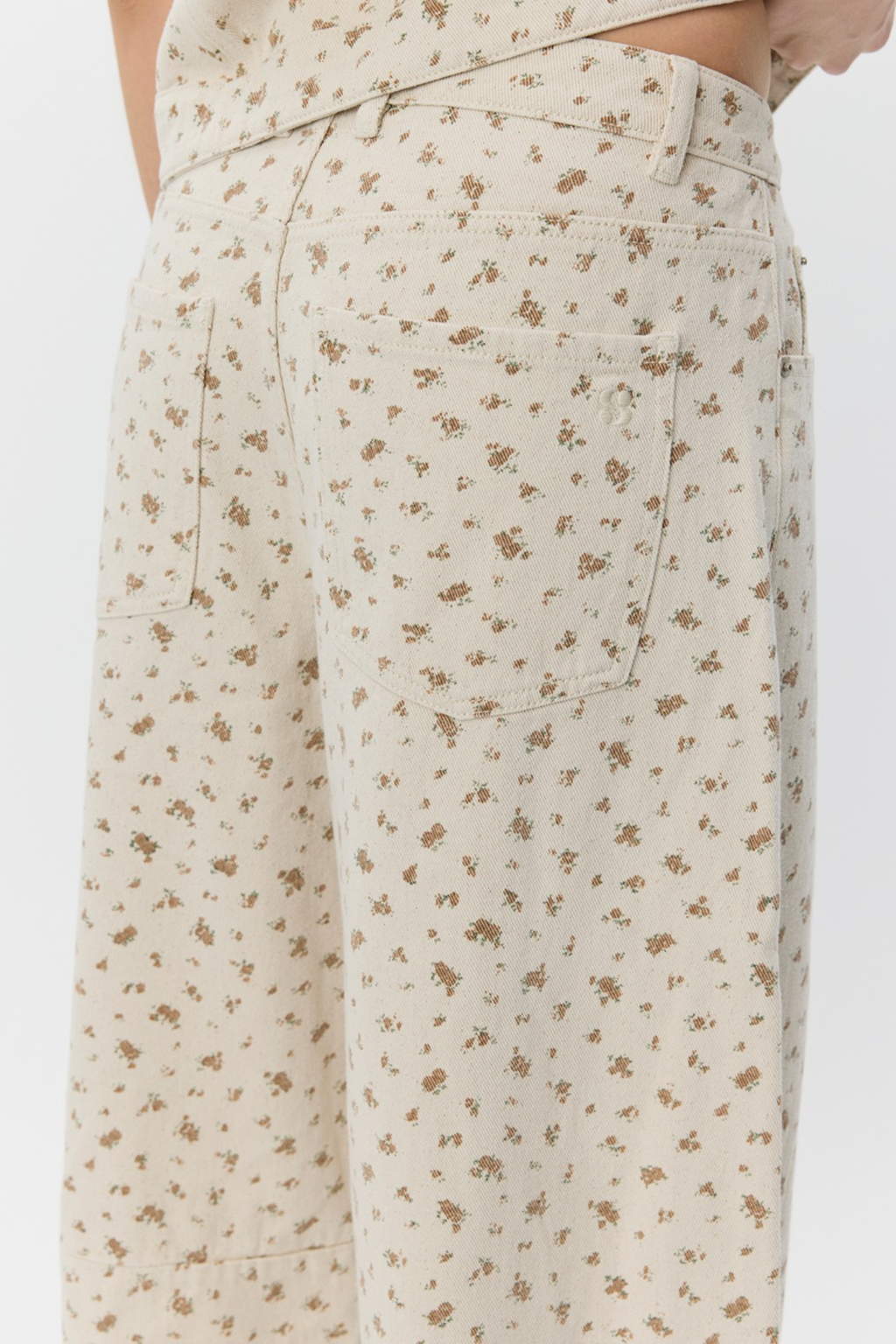 Sofie Schnoor S261216 Tomarsw Cropped Barrel Jeans – Rose Flower with floral print Shop Sofie Schnoor at Dotique