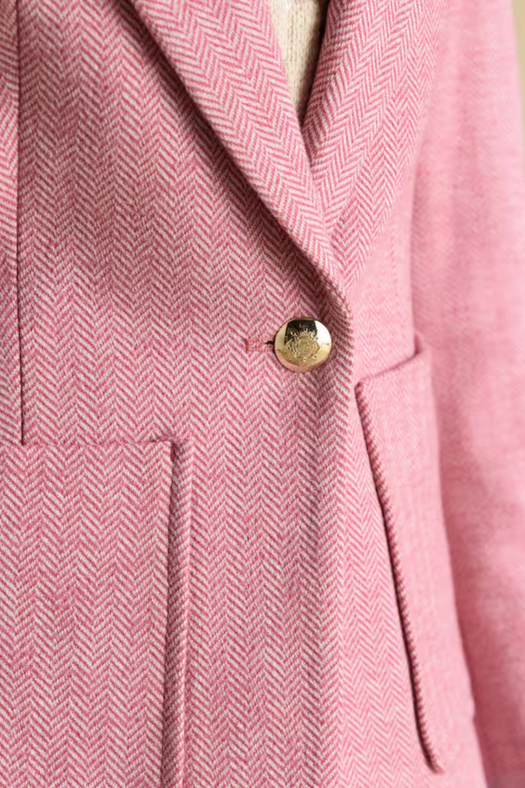 This Joules Albury Pink Herringbone Jersey Tweed Blazer pink cotton rich blazer is one of those pieces that instantly pulls an outfit together. Shop Joules at Dotique.