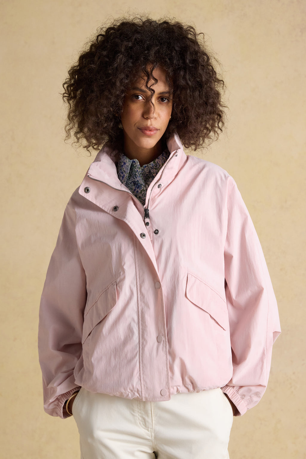 The Joules Hove waterproof windbreaker combines reliable weather protection with a modern, sporty look. Shop Joules at Dotique.