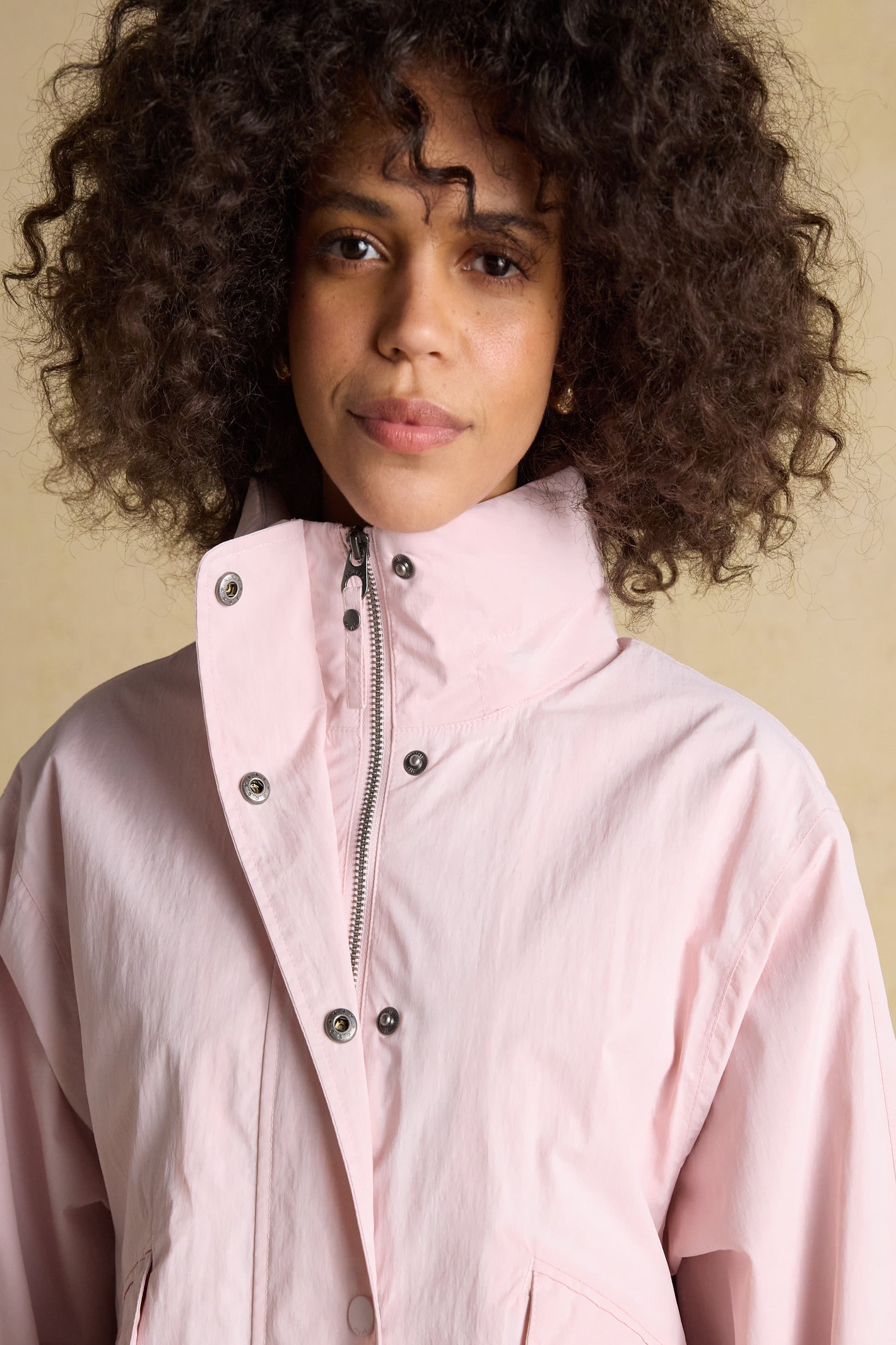 The Joules Hove waterproof windbreaker combines reliable weather protection with a modern, sporty look. Shop Joules at Dotique.