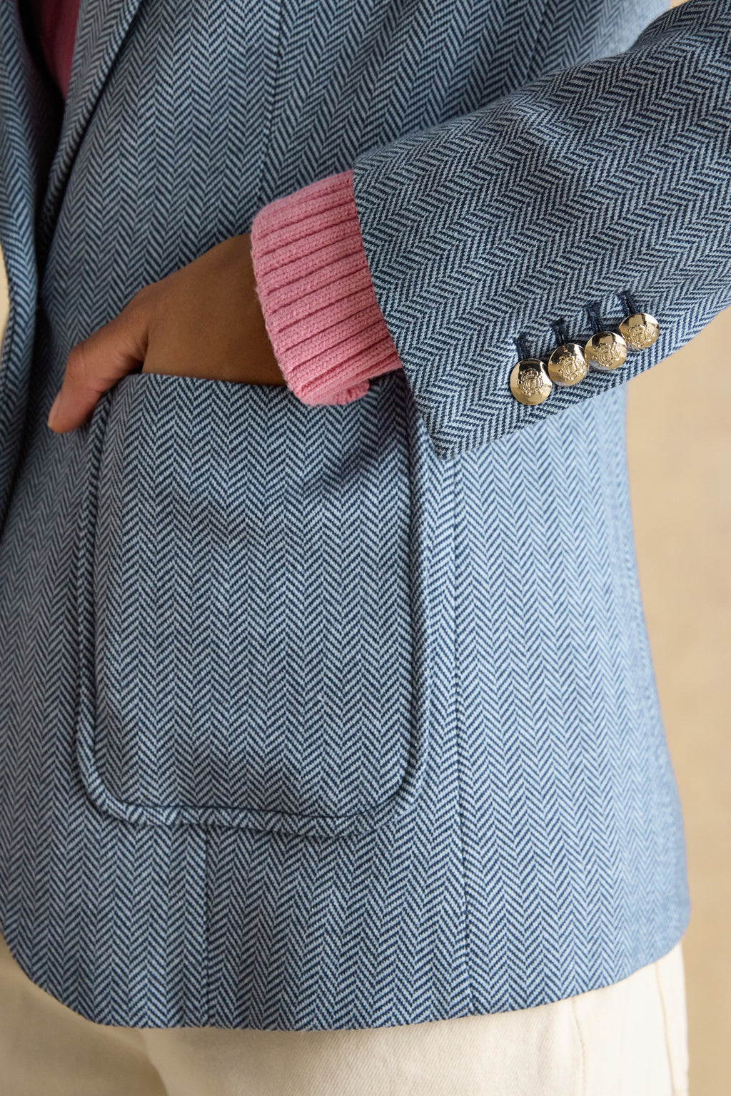 The Joules Albury blazer is a brilliant blend of smart tailoring and everyday comfort. Made from soft jersey tweed. Shop Joules at Dotique.