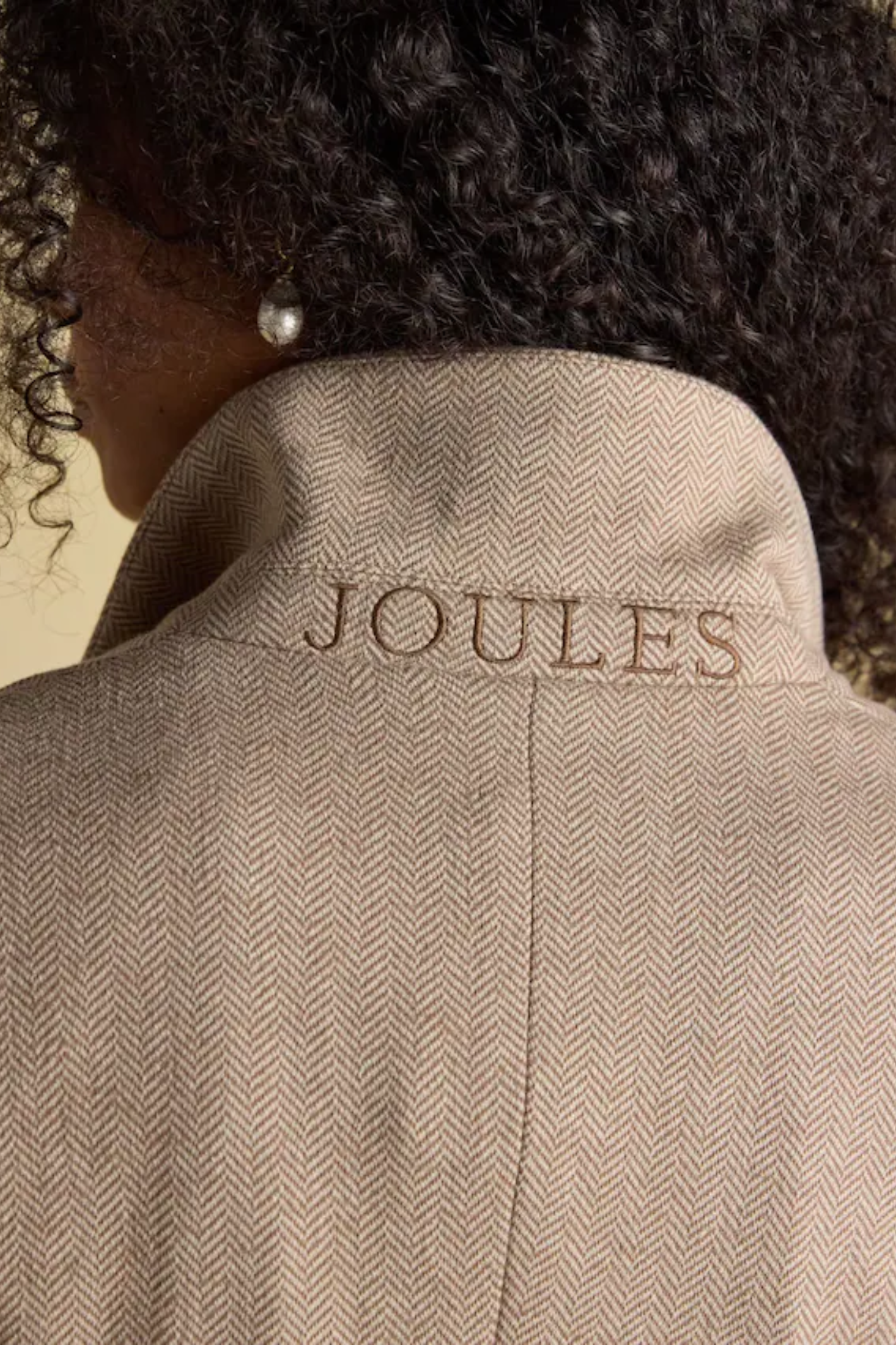 Discover the Joules Albury cotton-rich blazer — a relaxed yet tailored layer with soft jersey tweed, front pockets and subtle embroidered detail, perfect for effortless everyday style. Shop Joules at Dotique.